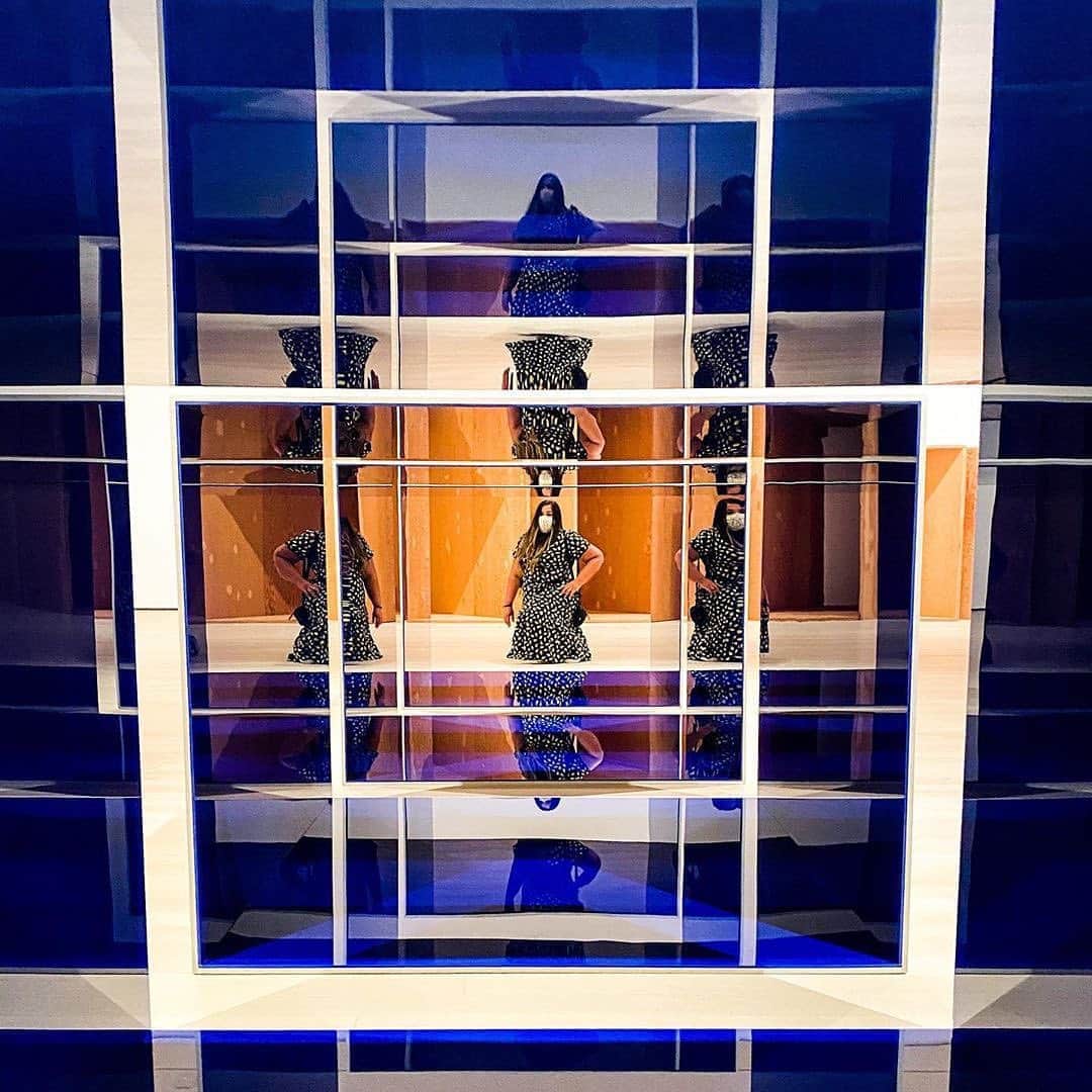 ニューヨーク近代美術館さんのインスタグラム写真 - (ニューヨーク近代美術館Instagram)「We love to see you (safely 😷) immersing yourself in the materials, shapes, angles, colors, and duplications of #DonaldJudd's work.  Experience the remarkable vision of an artist who revolutionized the language of sculpture in "Judd," now on view through January 9, 2021.  Can’t make it to MoMA? We’re bringing our galleries to you with #MoMAVirtualViews. Explore the exhibition from wherever you are at mo.ma/judd  Share photos from your visit with #MyMoMANYC for a chance to be featured on our feed!  📸 @lizhangart, @soumiyalux, @erinseesart, @sushixninja, @sergiocparreira  🟦 Donald Judd. “Untitled.” 1969. Clear anodized aluminum and blue Plexiglas; four units. @stlartmuseum. © 2020 @juddfoundation / Artists Rights Society (ARS), New York」9月1日 3時56分 - themuseumofmodernart