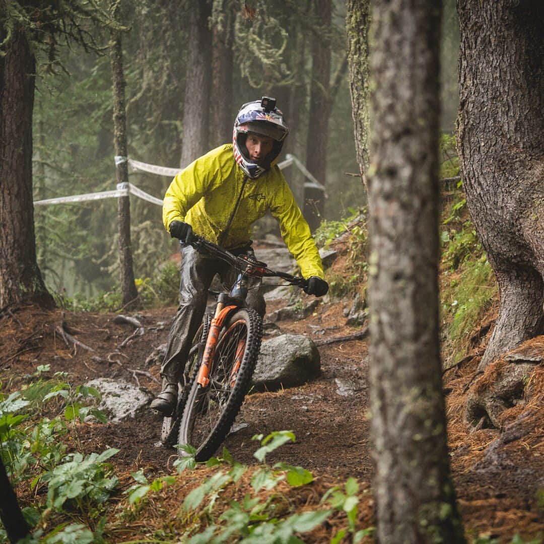 Shimanoさんのインスタグラム写真 - (ShimanoInstagram)「Due to extreme weather conditions at this past weekends @world_enduro in Zermatt, Switzerland, two stages had to be cut and the remaining stages had to be condensed. But the cold, rainy weather didn't stop riders from having fun out on the course as many riders were just excited to be back racing. Congratulations @jessemelamed on a first-place finish and @martin_maes5 on a second-place finish. #ShimanoMTB #EWS」9月1日 4時19分 - rideshimano