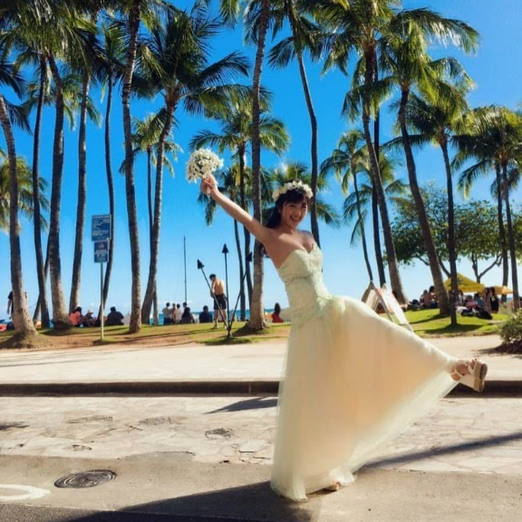 小倉遥さんのインスタグラム写真 - (小倉遥Instagram)「この日は花嫁？と勘違いされてすれ違う人皆んなにCongratulations!と祝われた日でした。同性婚だと思われてたけどそういう偏見全然無くて本当に皆んながおめでとうって言ってくれて驚いた！　#hawaii #さみぃー誕生日おめでとう #今日も明日も独り身」9月1日 4時13分 - haruka_ogura