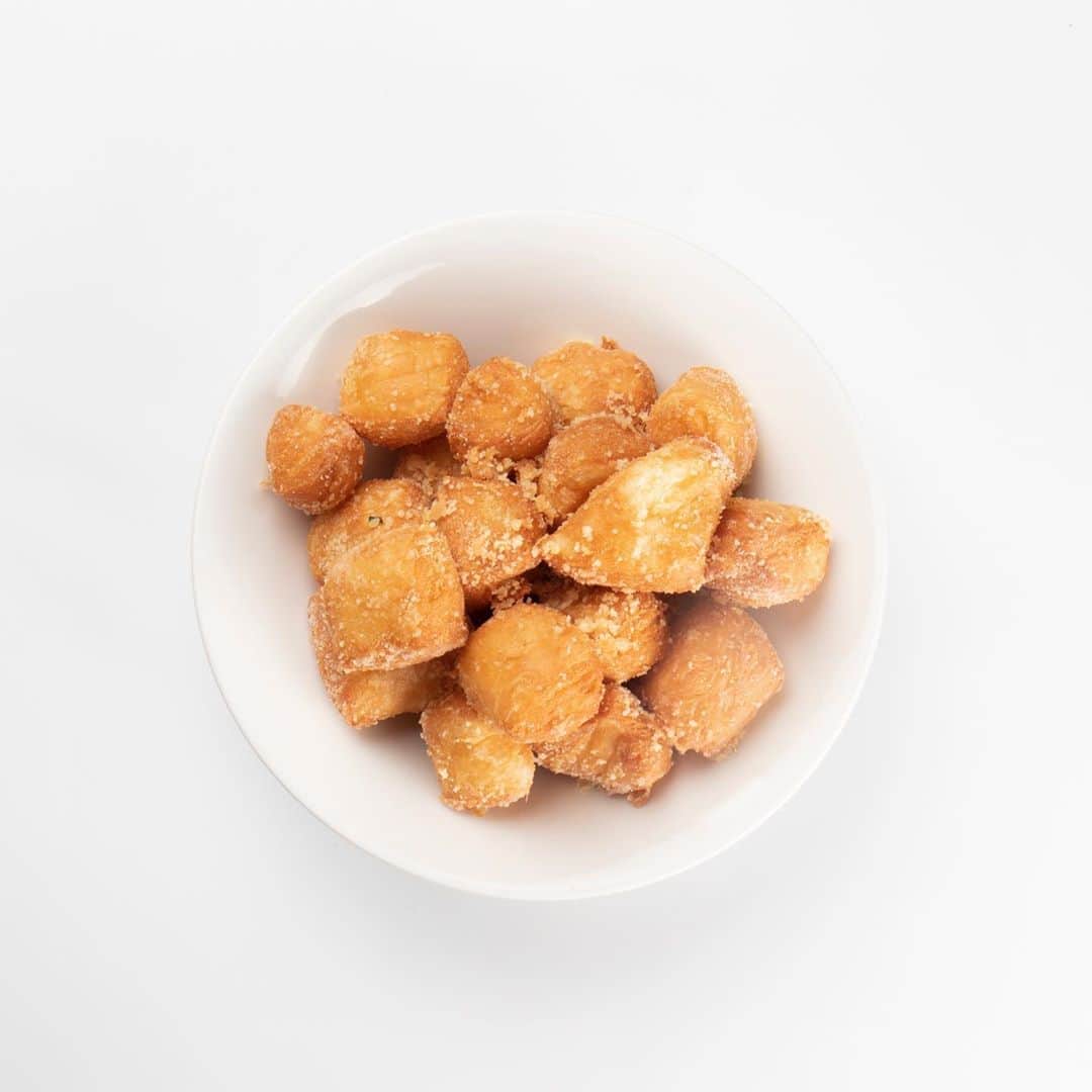 のインスタグラム：「#HotandFresh #ProTip when you order Garlic Parmesan  Flaky Bites be sure to get a side order of Meat Sauce for dipping.」