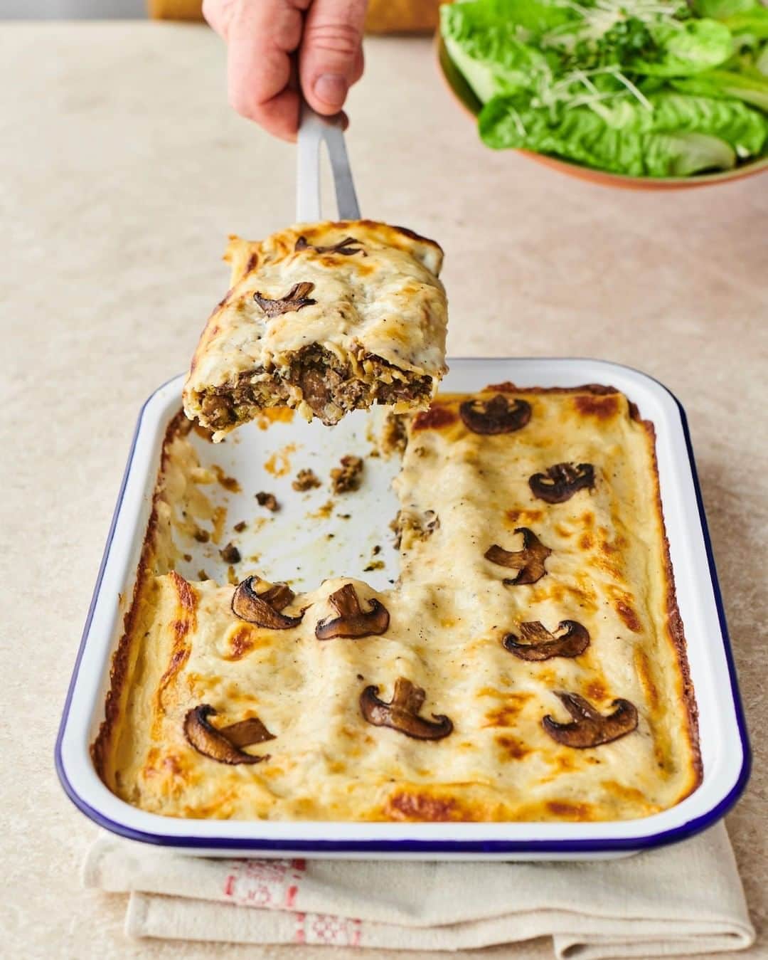 ジェイミー・オリヴァーさんのインスタグラム写真 - (ジェイミー・オリヴァーInstagram)「And here's that epic mushroom cannelloni I just cooked up on #KeepCookingFamilyFavourites! With sweet leeks, onions and a creamy Cheddar cheese sauce ooooooft! P261 in my new book #Jamies7Ways or hit the link in my bio!」9月1日 4時40分 - jamieoliver