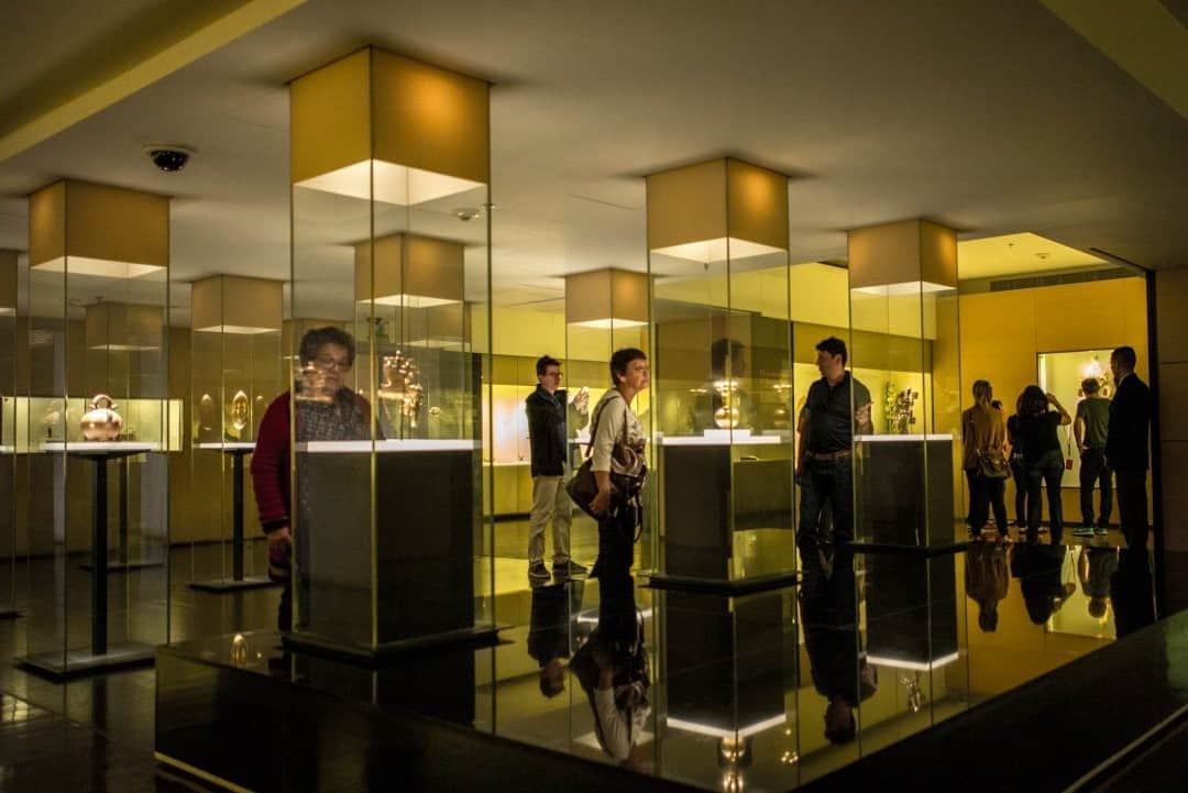 National Geographic Travelさんのインスタグラム写真 - (National Geographic TravelInstagram)「Photo by @juancristobalcobo  Visitors view an exhibition at El Museo del Oro (Gold Museum) in Bogotá, Colombia. The museum is home to the largest collection of pre-Hispanic South American gold works in the world. It is one of the most visited tourist attractions in the country. #colombia #prehispanic #goldmuseum」9月1日 5時05分 - natgeotravel