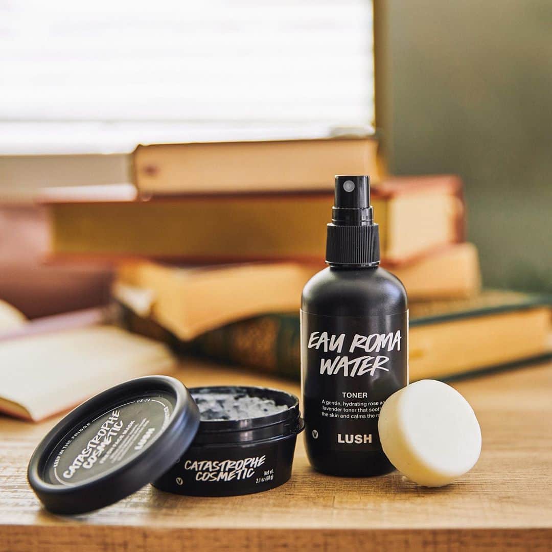 LUSH Cosmeticsさんのインスタグラム写真 - (LUSH CosmeticsInstagram)「Me: Don't say it. ⁠⠀ My brain: Don't say it.⁠⠀ Me, again: Don't say it. ⁠⠀ Me: So, a lot of people have asked me about my back to school skincare routine...⁠⠀ ⁠⠀ Swipe to see (and shop) 👉⁠⠀ ⁠⠀ [Photo description: Slide 1: A man looks off into the distance while wearing Catastrophe Cosmetic Face Mask in the top half of the image. A shadow falls across his bare chest in the bottom third. Slide 2: Three products sit on a desk, with books in the background, from L-R: a potted version of Catastrophe Cosmetic, Eau Roma Water and Tea Totaler Naked Cleansing Balm.]⁠⠀ ⁠⠀ #backtoschool #zoomuniversity #sensitiveskin ⁠⠀ ⁠#school #firstdayofschool #schooldays #skincareroutine #crueltyfree #healthyskin」9月1日 5時19分 - lushcosmetics