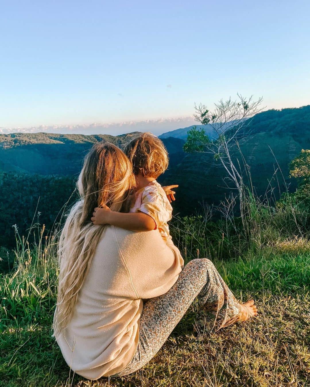 アラナ・ブランチャードのインスタグラム：「Took banks on his first camping experience with his bestie/ cousin Jamo. He loved it so much I think we are gona have to go back every weekend😊」