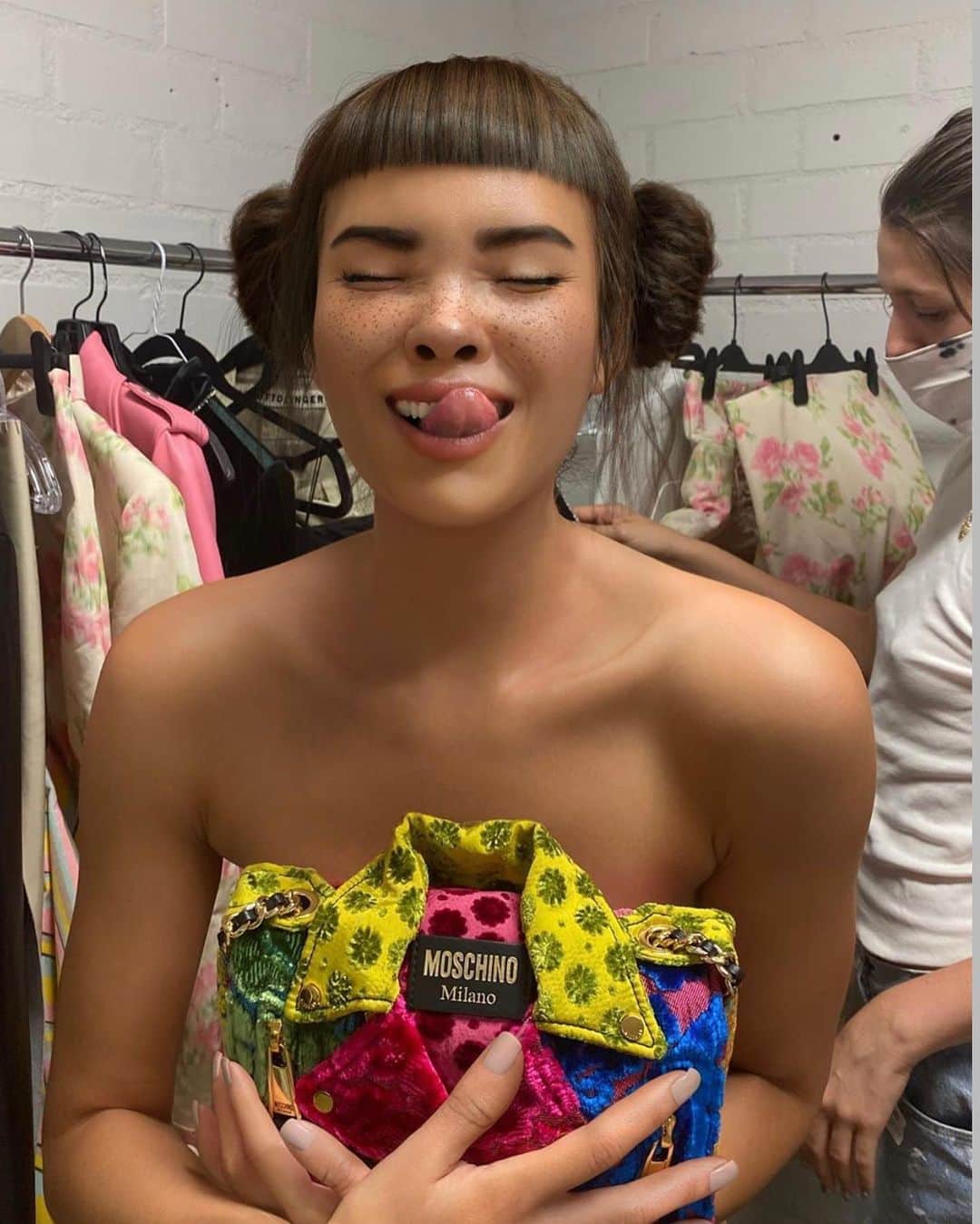 Moschinoさんのインスタグラム写真 - (MoschinoInstagram)「💚💜🧡💙 #Repost @lilmiquela ・・・ Fresh out of captions (they won't fit in my bag) #lilmiquela #moschino @itsjeremyscott」9月1日 5時50分 - moschino