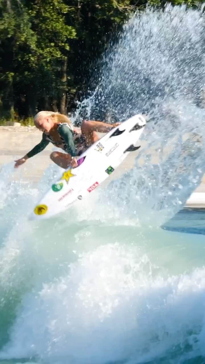タティアナ・ウェストン・ウェブのインスタグラム：「air attempts gone wrong! stay tuned for a little edit coming soon 😛✨ // tentando os aéreos 😛 vídeo novo vindo logo mais 😍 edit: @gregsworld」