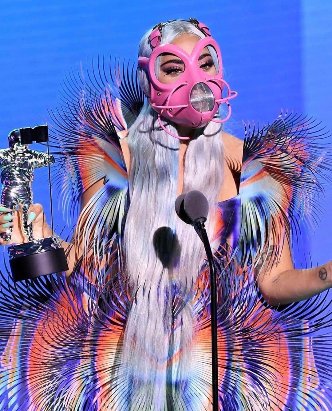 ニコラ・フォルミケッティのインスタグラム：「Wowza. We did it 🤘🏼🤘🏼 What was your favorite @ladygaga look from last night’s #vmas ?」