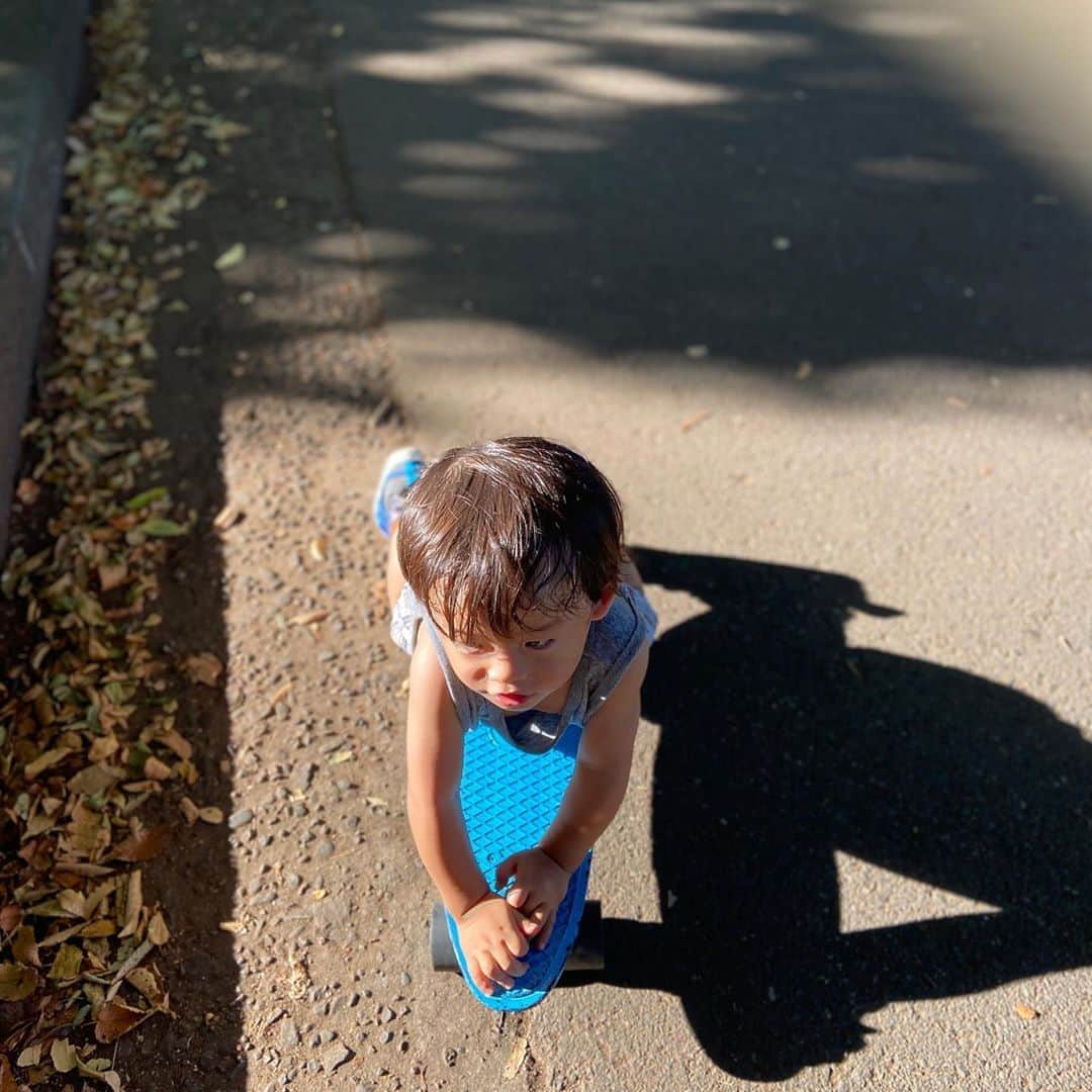 矢沢心さんのインスタグラム写真 - (矢沢心Instagram)「9月に入りました 今日のお天気は夏が終わったお知らせのような感じ。  8月最後は公園へ行きました とっても暑いだったけど日陰が多く風も通るので意外と涼しく感じました✨  色違いのアゲハ蝶 私が携帯を近づけても気にせず 子どもたちとずっとみてました  息子ストライダーやスケボーへ挑戦 娘たちがお手本を見せてくれるので僕もやってみる！と言わんばかりに真似をします😊 娘たちは弟の取り合い。 かと思うと2人きりで遊んだり けんかをしたり忙しそうに楽しそうです☺️ 子どもたちと遊ぶのが大好きな主人に感謝✨ありがとう  FORMEのハット 公園だけでなく川も海もプールでも。あっ自転車に乗ってるときも飛ばされない👏 タグ付けしてます この夏大活躍でした✨ あきちゃんありがとう🤩  最近。 男の子って こんなにも元気なんだ こんなにもジッとしていないのと驚きました 娘たちも元気いっぱいな幼児期（いまも）でしたが息子は更なる上をいっていて男の子お母さん尊敬する毎日です✨ 近くにいたり。 同じ境遇に立ってみたりするとその人がとても凄い人だと感じます✨  さっ 朝の準備。  #心娘 #魔裟斗family #公園 #アゲハ蝶 #弟の取り合い #女の子ママ #男の子ママ #ハット @masato.official  @akihigashihara」9月1日 6時12分 - yazawashin.official