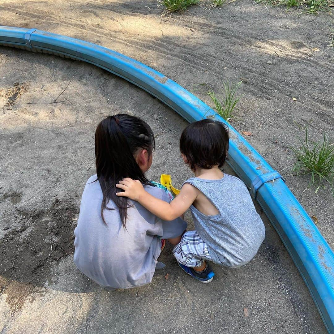 矢沢心さんのインスタグラム写真 - (矢沢心Instagram)「9月に入りました 今日のお天気は夏が終わったお知らせのような感じ。  8月最後は公園へ行きました とっても暑いだったけど日陰が多く風も通るので意外と涼しく感じました✨  色違いのアゲハ蝶 私が携帯を近づけても気にせず 子どもたちとずっとみてました  息子ストライダーやスケボーへ挑戦 娘たちがお手本を見せてくれるので僕もやってみる！と言わんばかりに真似をします😊 娘たちは弟の取り合い。 かと思うと2人きりで遊んだり けんかをしたり忙しそうに楽しそうです☺️ 子どもたちと遊ぶのが大好きな主人に感謝✨ありがとう  FORMEのハット 公園だけでなく川も海もプールでも。あっ自転車に乗ってるときも飛ばされない👏 タグ付けしてます この夏大活躍でした✨ あきちゃんありがとう🤩  最近。 男の子って こんなにも元気なんだ こんなにもジッとしていないのと驚きました 娘たちも元気いっぱいな幼児期（いまも）でしたが息子は更なる上をいっていて男の子お母さん尊敬する毎日です✨ 近くにいたり。 同じ境遇に立ってみたりするとその人がとても凄い人だと感じます✨  さっ 朝の準備。  #心娘 #魔裟斗family #公園 #アゲハ蝶 #弟の取り合い #女の子ママ #男の子ママ #ハット @masato.official  @akihigashihara」9月1日 6時12分 - yazawashin.official