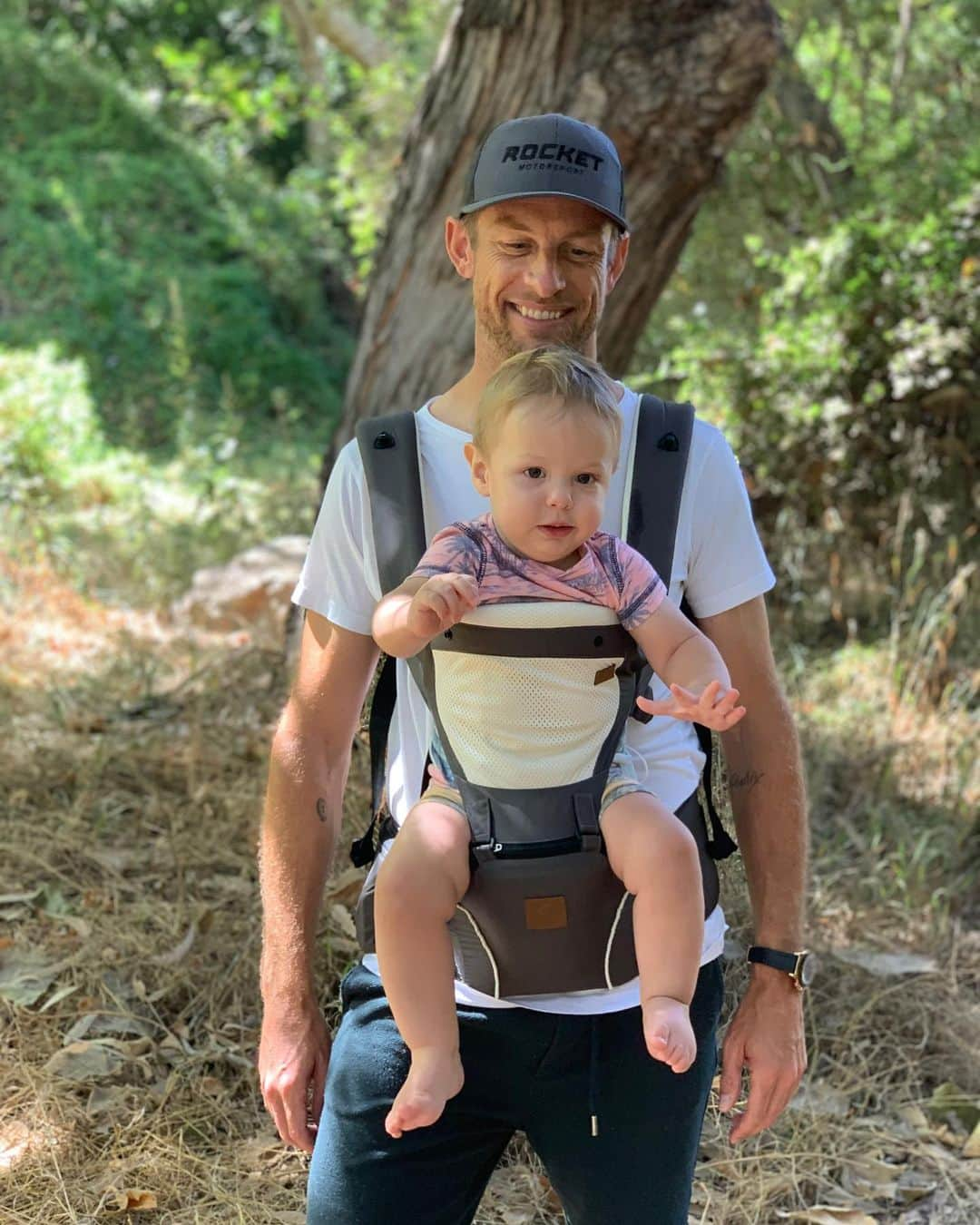 ジェンソン・バトンさんのインスタグラム写真 - (ジェンソン・バトンInstagram)「This little dude loves the great outdoors! #Hendrix #temescalcanyon #rocketmotorsport」9月1日 6時05分 - jensonbutton