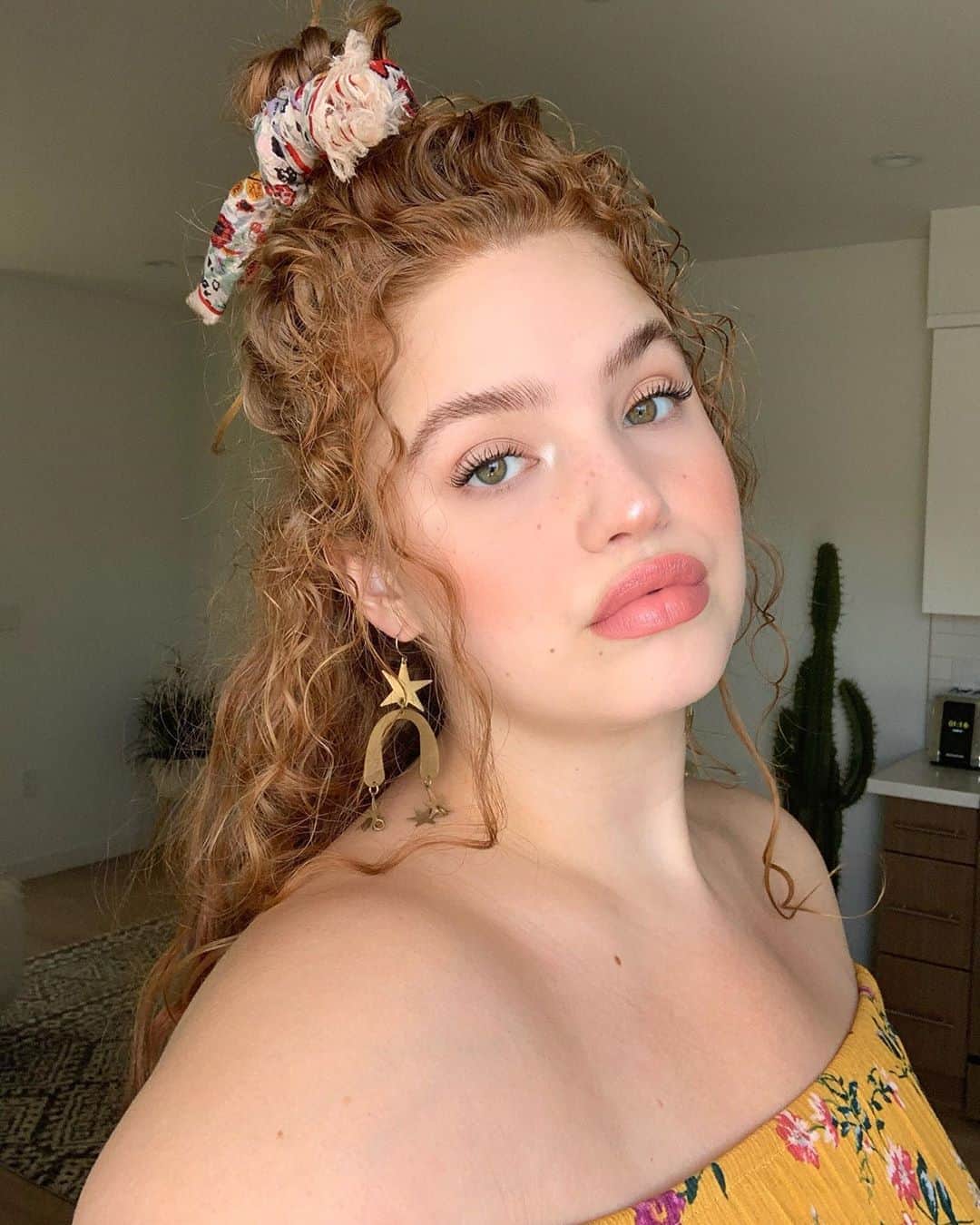 ブリー・キッシュのインスタグラム：「*GIVEAWAY CLOSED* — the thing that ALWAYS motivates me to get tasks done and #facetheweek are doing my makeup and getting ready for the day! 🧚🏼‍♀️✨ i’m so excited to be partnering with @oneclickbeautykits because they make creating makeup looks easy and affordable. i used the “b.ACTIVE” lip kit and the “b.SEDUCTIVE” eye kit in “warm nude” 🍯  because i love them so much, i think you also need them in your life too!  GIVEAWAY TIME:  -like this post -follow @oneclickbeautykits -leave a comment and include the 💄 emoji  to pay it forward, @oneclickbeautykits will ALSO be donating money in my name to a charity i’m extremely passionate about - THE TREVOR PROJECT 💛 #whatmakesyouclick #ad」