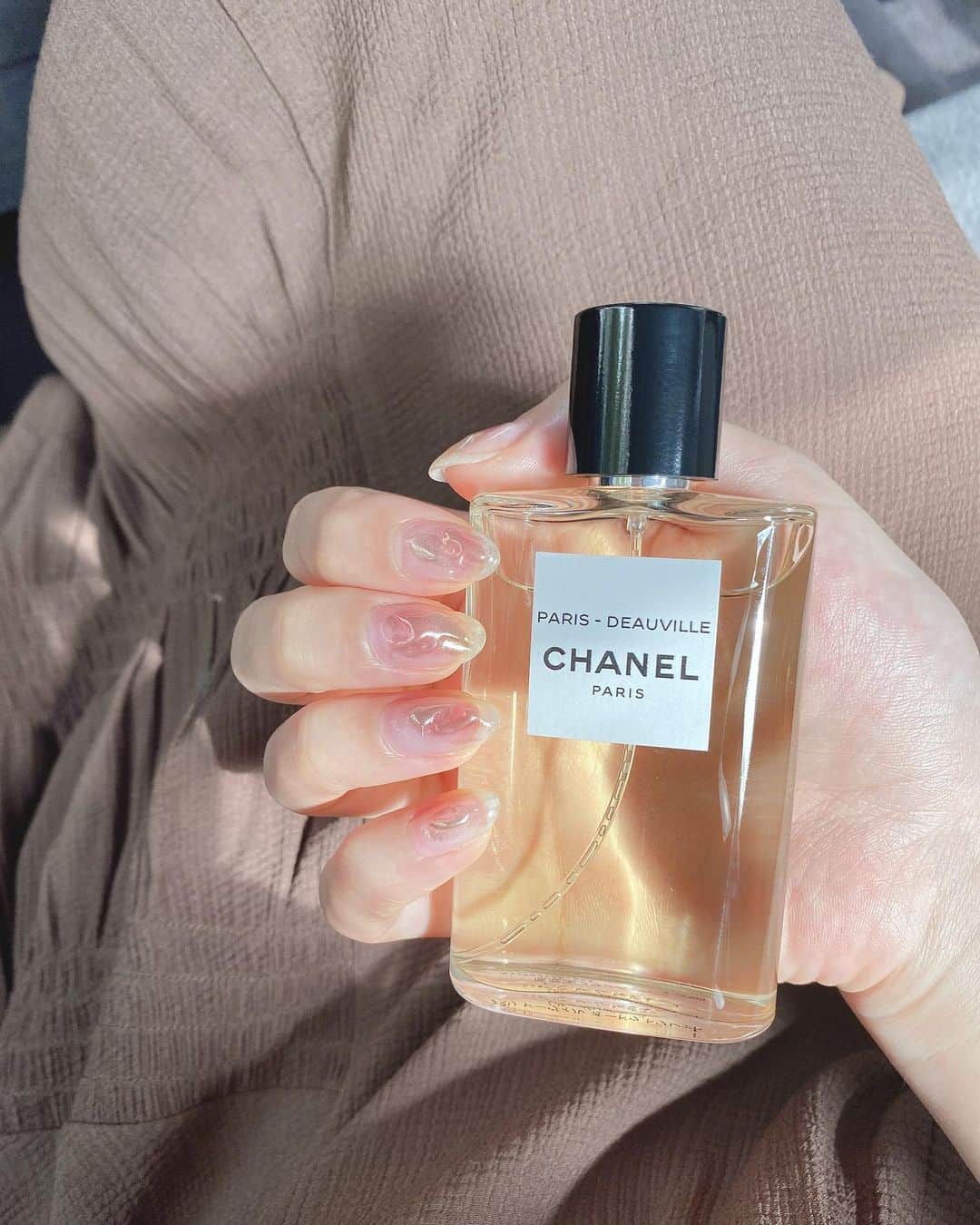 雪平莉左さんのインスタグラム写真 - (雪平莉左Instagram)「最近のネイルと香水🤍🤍  #ニュアンスネイル#ミラーネイル#香水#nail#perfume#chanel」9月1日 6時13分 - risa_yukihira