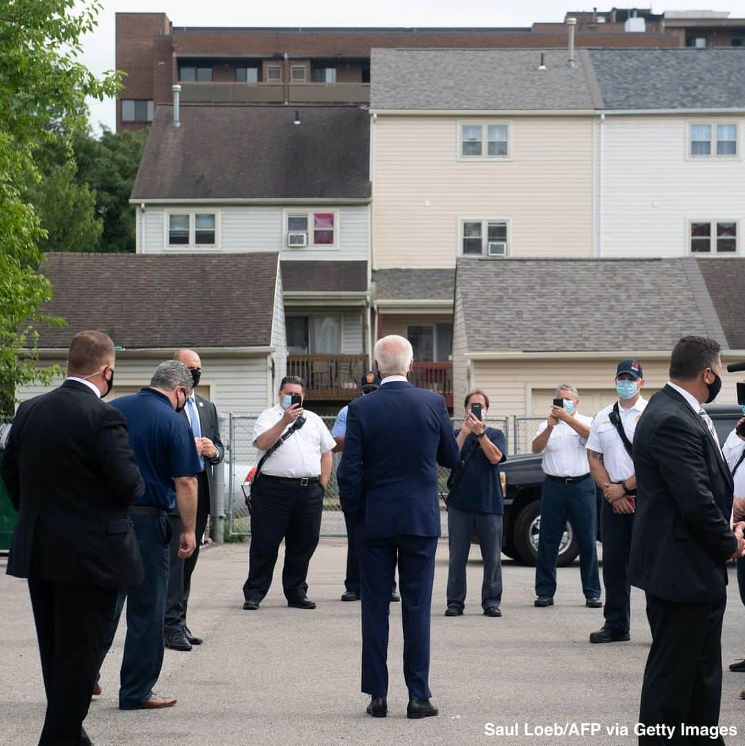 ABC Newsさんのインスタグラム写真 - (ABC NewsInstagram)「Vice Pres. Joe Biden brings pizzas to Pittsburgh Fire Fighters IAFF Local No. 1. #pittsburgh #pizza #joebiden #labor #unions」9月1日 6時14分 - abcnews