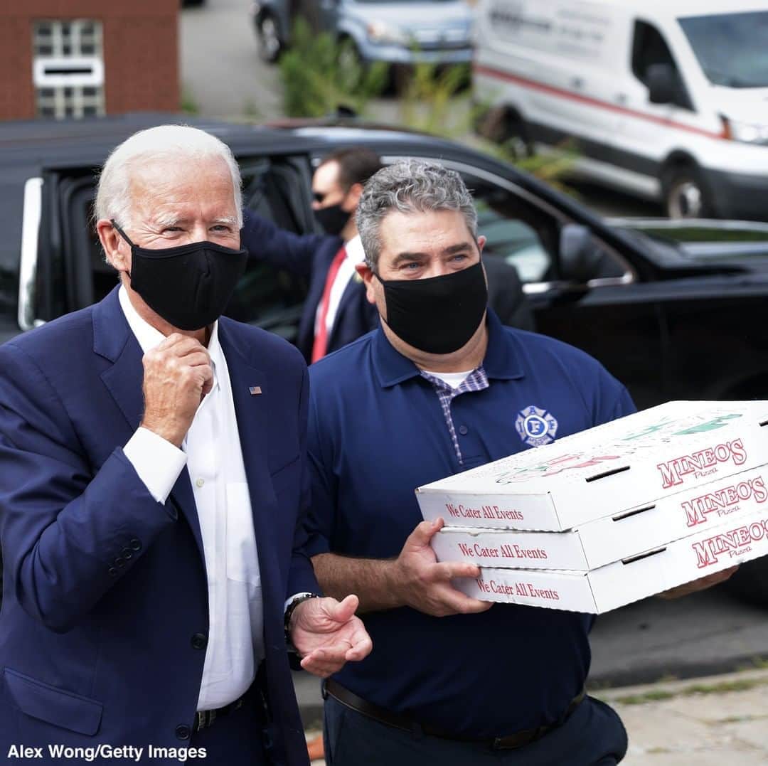 ABC Newsさんのインスタグラム写真 - (ABC NewsInstagram)「Vice Pres. Joe Biden brings pizzas to Pittsburgh Fire Fighters IAFF Local No. 1. #pittsburgh #pizza #joebiden #labor #unions」9月1日 6時14分 - abcnews