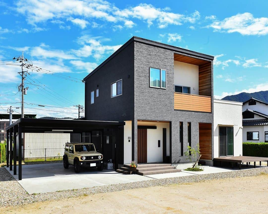 無垢 スタイルの注文住宅あめりか屋さんのインスタグラム写真 - (無垢 スタイルの注文住宅あめりか屋Instagram)「#ボックス型 の住宅に#レッドシダー のアクセント🏠  #デッキ も広くて楽しい時間を過ごせそう😆  #外観  -　-　-　-　-　-　-﻿ 他の施工事例⇒ @amerikayaarchitecture﻿ -　-　-　-　-　-　- ﻿ ﻿ #あめりか屋 は#カリフォルニアハウス や#サーファーズハウス のような#アメリカンハウス  から、#無垢材 をつかった#木の家 といった #かっこいい家 や#かわいい家 の#デザイン住宅 を建てています。 ﻿ ﻿ #新築 の#注文住宅 から大規模な #リノべーション 、#リフォーム 、ちょっとしたおうちの修繕までお任せください🏋️﻿ ﻿ 福井県 #敦賀 の事務所から車で60分以内の、#敦賀市 #美浜町 #若狭町 #小浜市 #長浜市 #高島市  が基本的な施工エリアです👯‍♂️﻿ ﻿ 昭和26年創業と長い歴史を持つ#工務店 で、高性能で適正な価格の#家づくり をしていますし、家を建てて売ることが仕事ではなく、お客様ご家族の #豊かな暮らし を支えることを仕事としてやってます😀﻿ ﻿ まずは資料請求からどうぞ～💬﻿ ﻿ DM、ホームページの資料請求ページ、お電話（TEL 0770-22-0577）にてお気軽にお問い合わせくださいね～📱﻿ ﻿ -　-　-　-　-　-　-﻿ 他の施工事例⇒ @amerikayaarchitecture﻿ -　-　-　-　-　-　- ﻿ ﻿ なお管理人は @hidekazu_shinohara という愉快な社長です（笑）一緒に #マイホーム計画 しましょう🎵」9月1日 6時14分 - amerikayaarchitecture