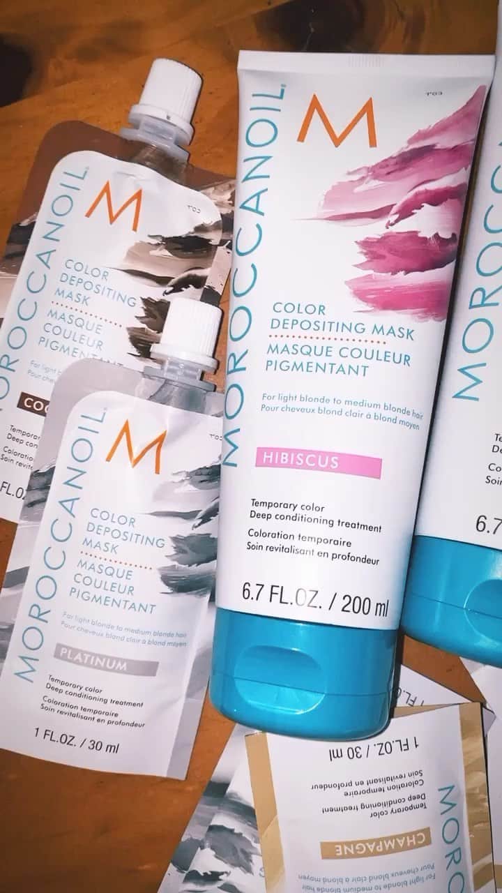 のインスタグラム：「@moroccanoil_jp の新しいカラーディポジティングマスク💙💜　色を混ぜて自分の好きな色に変えることもできるし、カラーが入りつつ髪の毛のケアもできちゃう😍　 私は薄い紫にしてみた〜☮️ 髪の毛もサラサラになったよー💭」