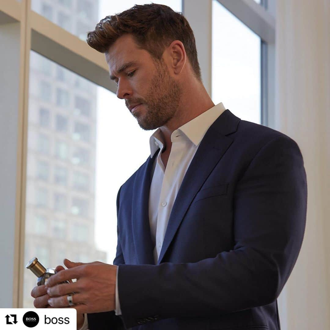 クリス・ヘムズワースさんのインスタグラム写真 - (クリス・ヘムズワースInstagram)「Run at dawn. Wear a suit at dusk. Doesn’t matter. Either way people need to wake the hell up because there’s a giant bottle of BOSS Bottled Eau de Parfum floating over NYC right now! #bossbottled #rainneversmelledsogood 🎥: James Gray #Repost @boss ・・・ Actor @chrishemsworth steps in front of the camera as the face of the new #BOSSbottled Eau de Parfum. This intense fragrance is created for every Man of Today who stays true to himself and his vision of success.」9月1日 6時24分 - chrishemsworth