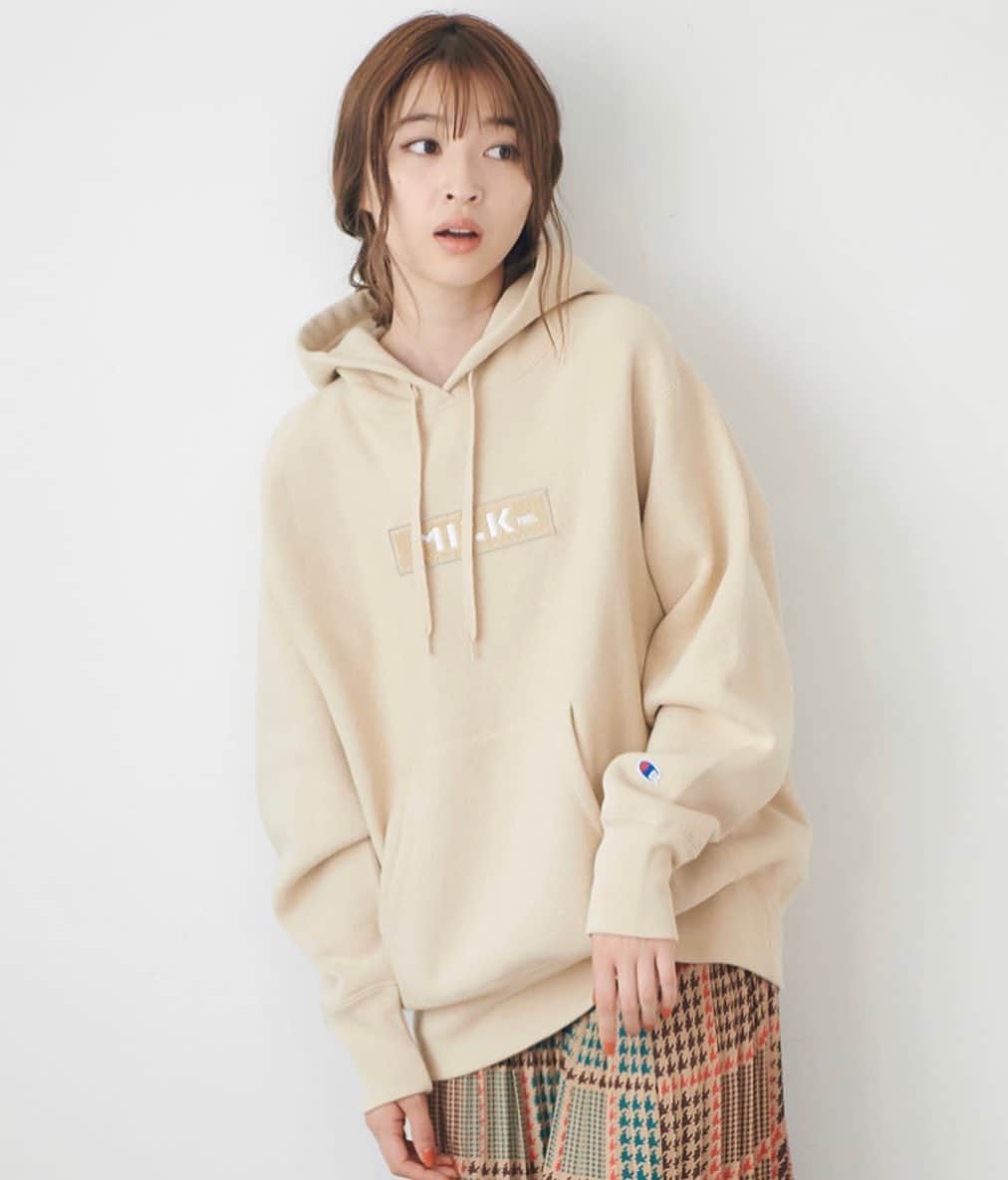 のインスタグラム：「＼先行予約受付中！／﻿ 新作秋アイテムが見逃せない！﻿ ZOZOTOWNにて﻿ 一部先行予約受付中です♥️﻿  MILKFED. x CHAMPION  EMBROIDERY BAR PATCH HOODIE  今年も欲しいMILKFED.のスウェット！ 先週投稿後に大人気のクルースウェットに加え、フーディもご用意♥️  カラーは9色！！ スワイプしてチェックしてくださいね！  気になるアイテム、﻿ 悩んだ時はお気に入り登録がおすすめ◎﻿ ﻿ ストーリーズで商品情報をチェック🏷✔︎ ﻿ ﻿ ┈┈通販サイトはこちら┈┈﻿ ・Official online store calif﻿ ・ZOZOTOWN ﻿ 悩んだときはお気に入り登録！﻿ ┈┈┈┈┈┈┈┈┈┈┈┈┈﻿ ﻿ #milkfed #milkfedjp﻿ #ミルクフェド ﻿ #ガーリーストリート﻿ @seira_jonishi_tpd」