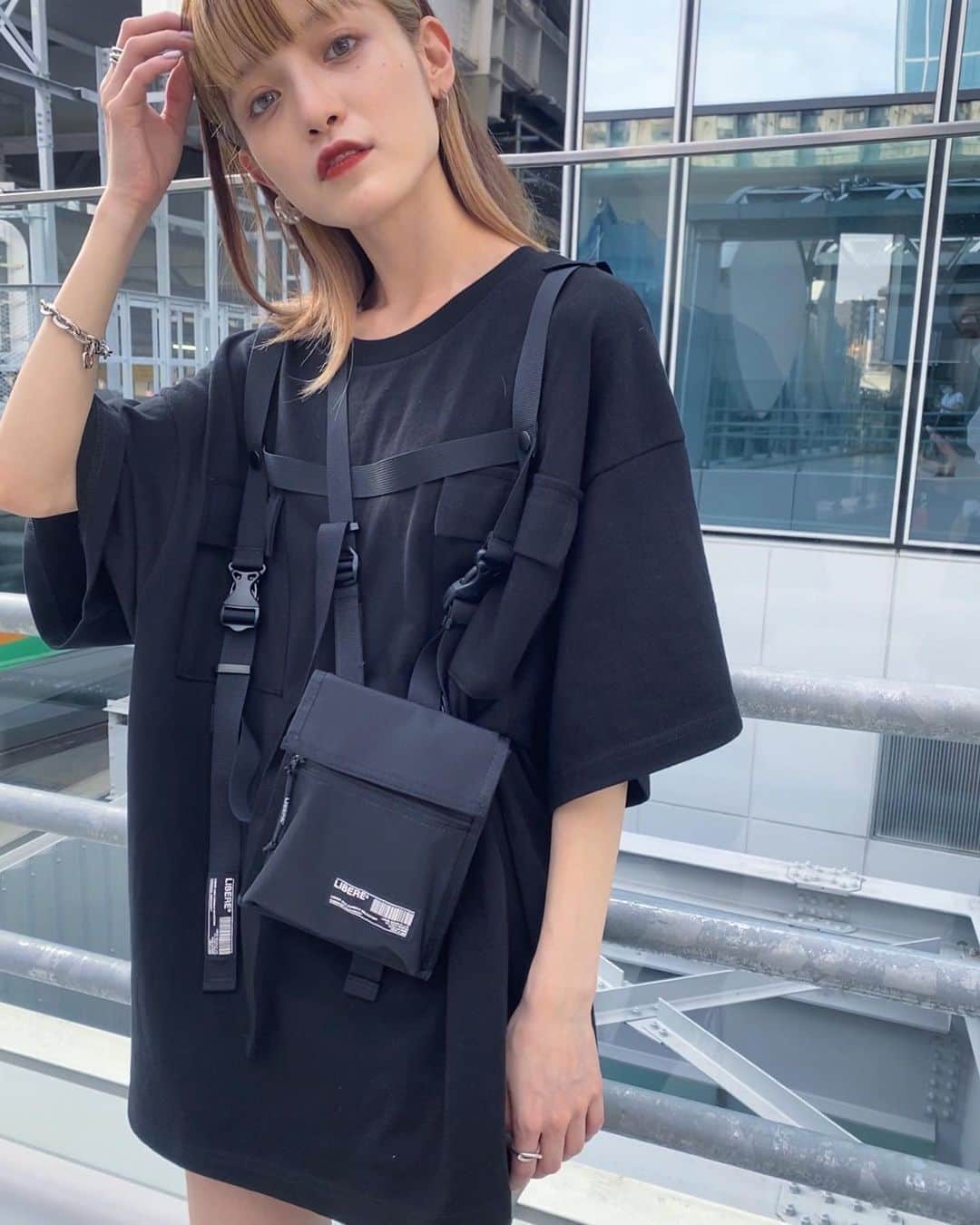 のインスタグラム：「たまにはこんなコーデもしたくなるね💭 黒好きだなー最近⛓🖤 もう9月か🥺🥺🥺 . .  #libere #liberejapan #welovelibere #リベーレ」
