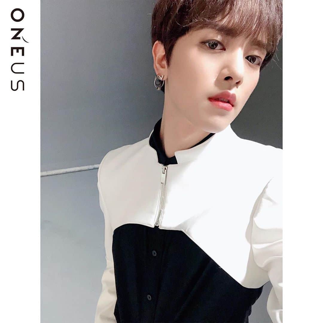 KISS Entertainmentさんのインスタグラム写真 - (KISS EntertainmentInstagram)「[#ONEUS]  #RAVN 🌹🔥 TOMOON OR NOT TOMOON!? 僕はTOMOON~!  🌹🔥 TOMOON OR NOT TOMOON!? 난 투문~!  #원어스 #LIVED #레이븐 #TOMOON #투문 #투올낫 #TO_BE_OR_NOT_TO_BE #kissent」9月1日 12時00分 - kissent_official