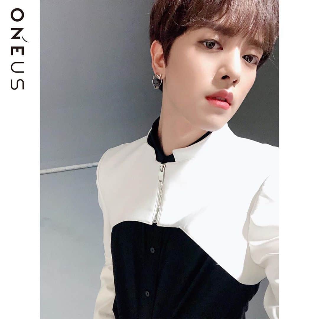のインスタグラム：「[#ONEUS]  #RAVN 🌹🔥 TOMOON OR NOT TOMOON!? 僕はTOMOON~!  🌹🔥 TOMOON OR NOT TOMOON!? 난 투문~!  #원어스 #LIVED #레이븐 #TOMOON #투문 #투올낫 #TO_BE_OR_NOT_TO_BE #kissent」