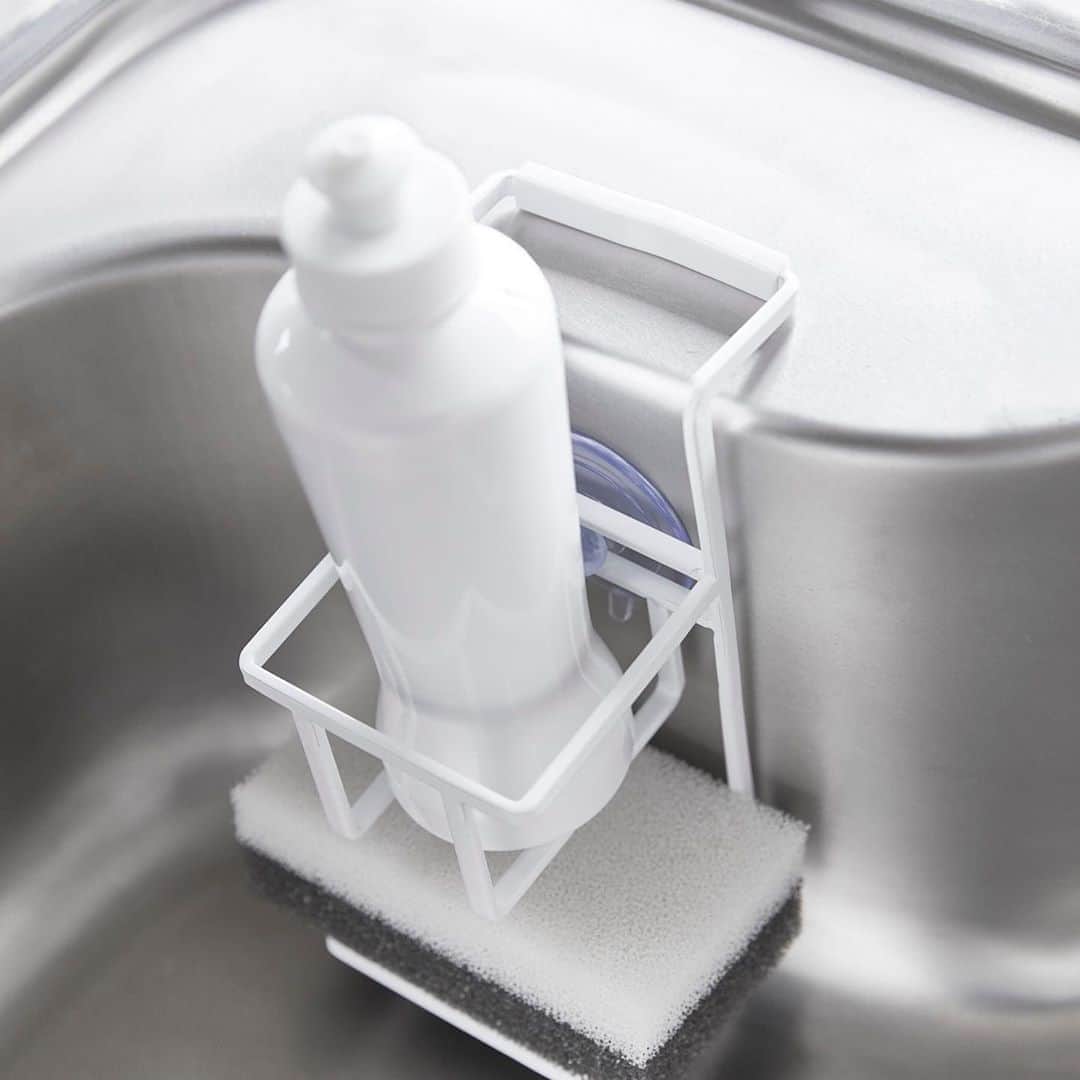 yamazaki_japanさんのインスタグラム写真 - (yamazaki_japanInstagram)「台所用洗剤ボトルとスポンジをまとめて収納！「吸盤スポンジ＆ボトルホルダー タワー」のご紹介です。 . キッチンシンクの中に置くものはなるべく省スペースにまとめたいもの。 このホルダーは上に台所用洗剤ボトル、下にスポンジを収納できるので少ないスペースでスッキリと収納することができます。 . 取り付けも簡単。シンクの端にホルダーを引っ掛けて吸盤で固定するだけ。 吸盤だけの取り付けではないのでシンクから外れにくい構造です。 . ■SIZE　約W6.5×D10×H15cm　■耐荷重　約500g --------------------------------- 山崎実業のコラムサイト「Simple Life Lab.」も運営中◎ 暮らしのアイデアや、漫画ヤマクマちゃんなど様々なコンテンツが掲載されています。 是非ご覧ください。 https://www.yamajitsu.co.jp/lab/ --------------------------------- #home#tower#シンク中#シンク#シンク収納#スポンジ#スポンジ収納#スポンジラック#台所用洗剤ボトル#台所用洗剤ボト収納ル＃洗い物#炊事#キッチン#キッチン収納#暮らし#丁寧な暮らし#シンプルライフ#おうち#シンプル#モダン#便利#おしゃれ #雑貨 #yamazaki #山崎実業」9月1日 12時00分 - yamazaki.home.channel