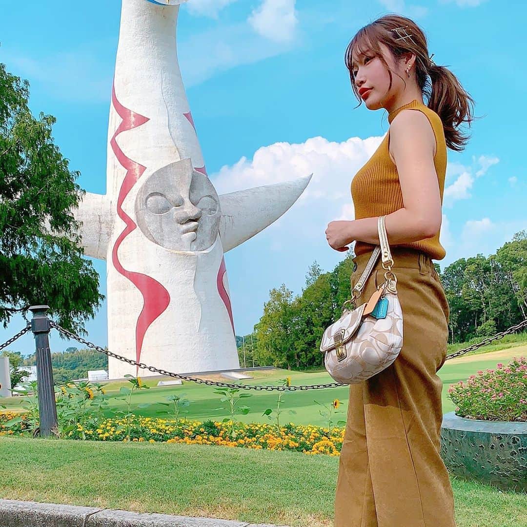 平佐知子のインスタグラム：「リゼクリニック(@rizeclinic )様とのコラボ企画第2回！✨ 【Autumn edition】  今回は日数があったのでしっかりとコーデを考えて仕上げました！  まだ残暑の残る秋にピッタリなマスタードのノースリーブニットとと茶系のワイドパンツを合わせることで、統一感のあるコーデになったと思います😍❣️  小物は全てゴールドで揃え、さりげない華やかさもプラスしました！✨️✨  今回も第1回と同様にTwitterでのRT数が評価指標となりますので、ぜひTwitterでRTお願い致します！(((o(*ﾟ▽ﾟ*)o)))  https://bit.ly/3glvixj   #リゼ色に染めよう #リゼクリニック  #秋コーデ」