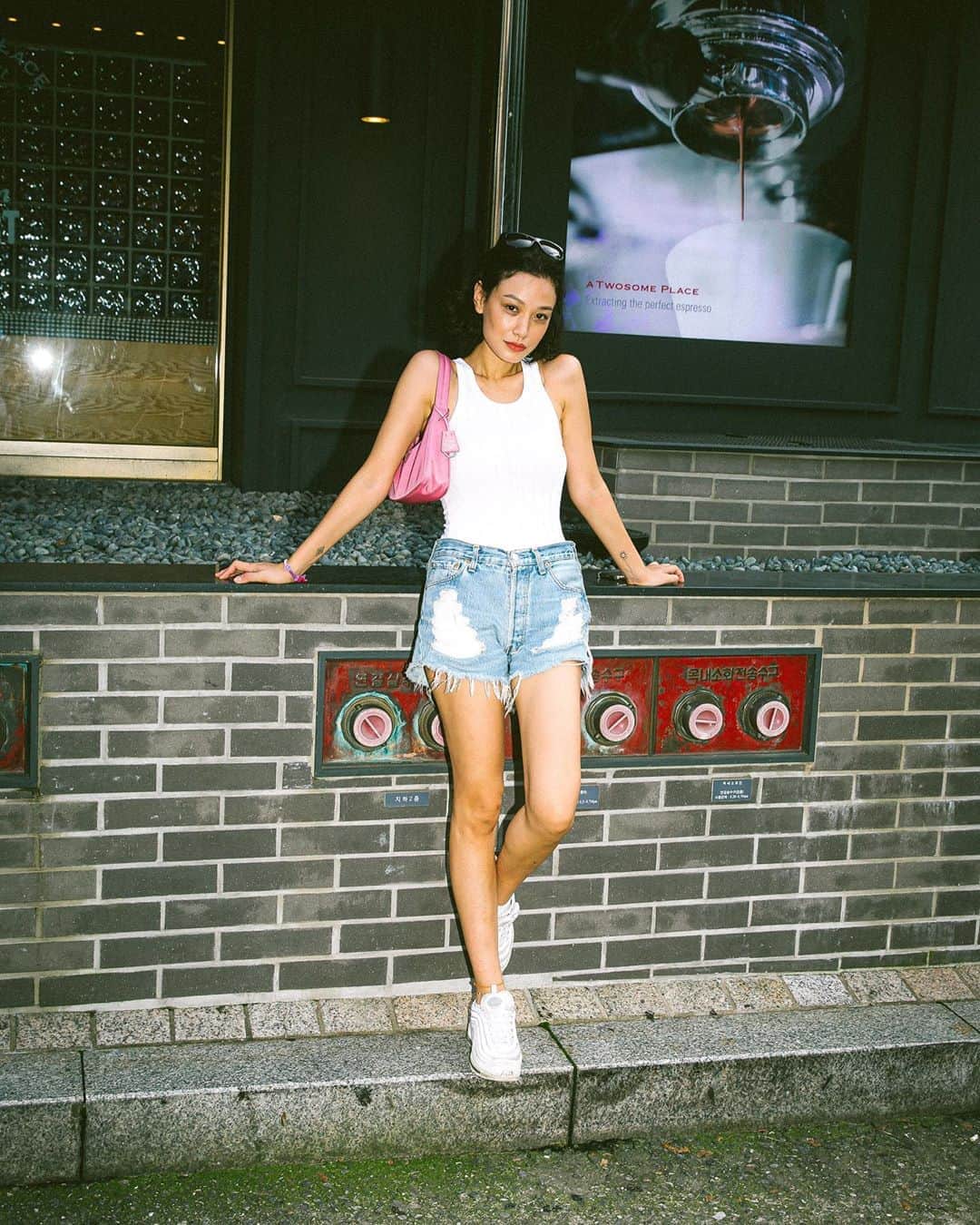 가로수길 , Seoulのインスタグラム：「Street Style 🔥 @fifi_monella  압구정에서 만난 매력 넘치는 휘연님 !」
