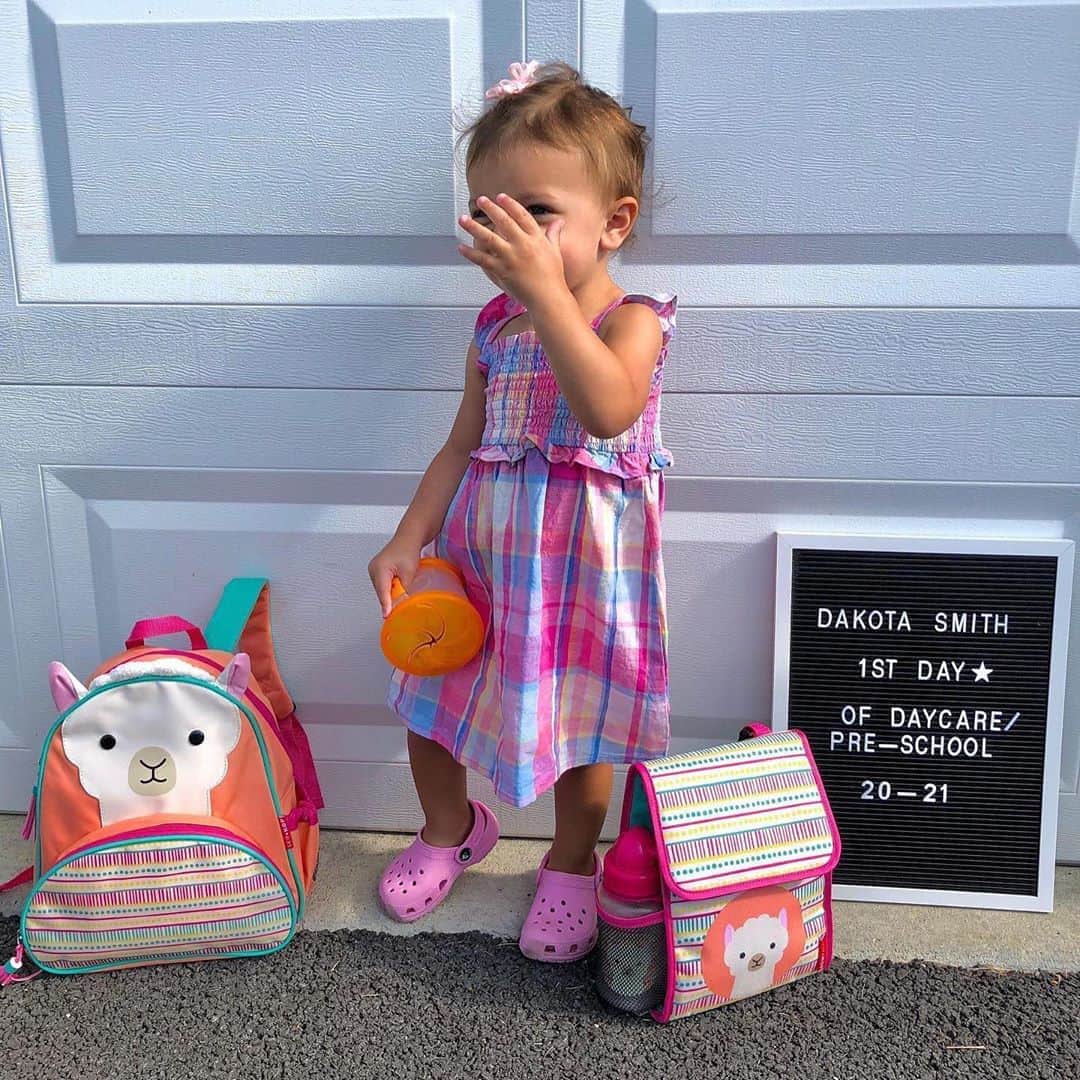 Skip Hopさんのインスタグラム写真 - (Skip HopInstagram)「Happy #backtoschool Dakota! 🎒📚 SWIPE to see how she really feels about her #firstday photoshoot! 😊  📸: @whittywhitxo  #papparazzi #returningtolearning #skiphop」9月1日 6時34分 - skiphop