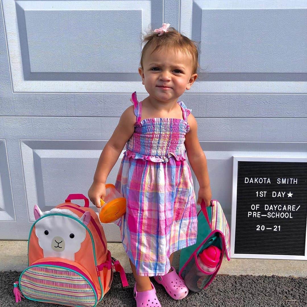 Skip Hopさんのインスタグラム写真 - (Skip HopInstagram)「Happy #backtoschool Dakota! 🎒📚 SWIPE to see how she really feels about her #firstday photoshoot! 😊  📸: @whittywhitxo  #papparazzi #returningtolearning #skiphop」9月1日 6時34分 - skiphop