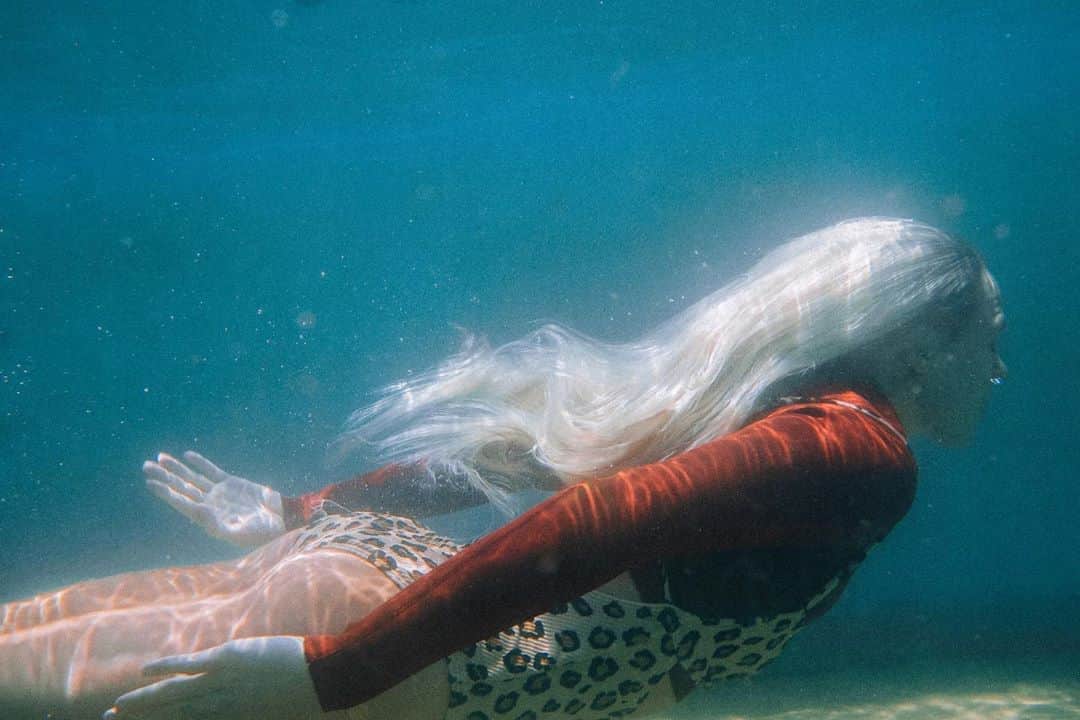 のインスタグラム：「Underwater with @_yanyanchan 📸  It was so fun bringing our worlds together for this lil project for @billabong_womens_australia (link in bio for more) x」