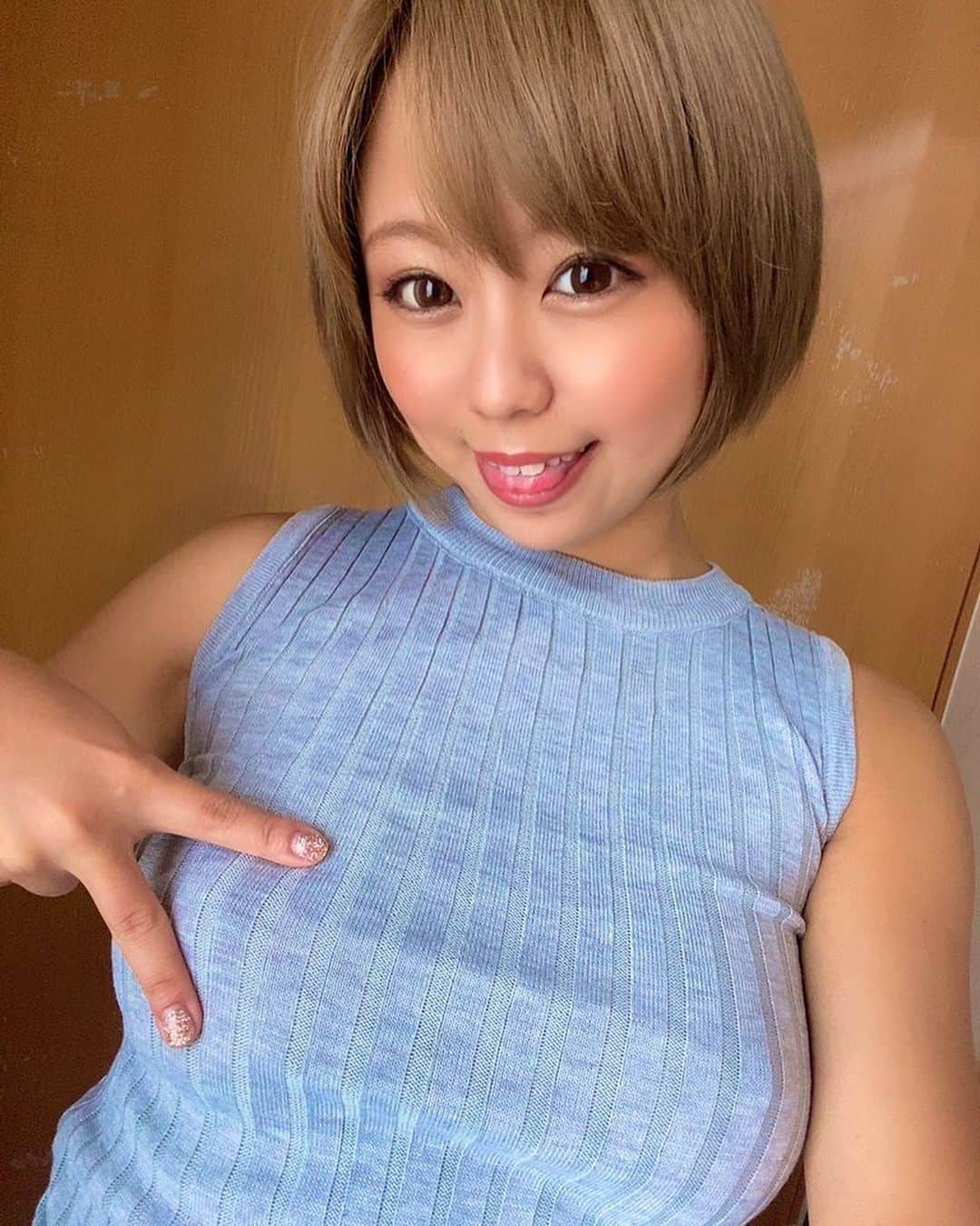 のインスタグラム：「ぴーす💗 #おはよう #goodmorning  #ニット #peace #ぴったり #良い1日を 🐤」
