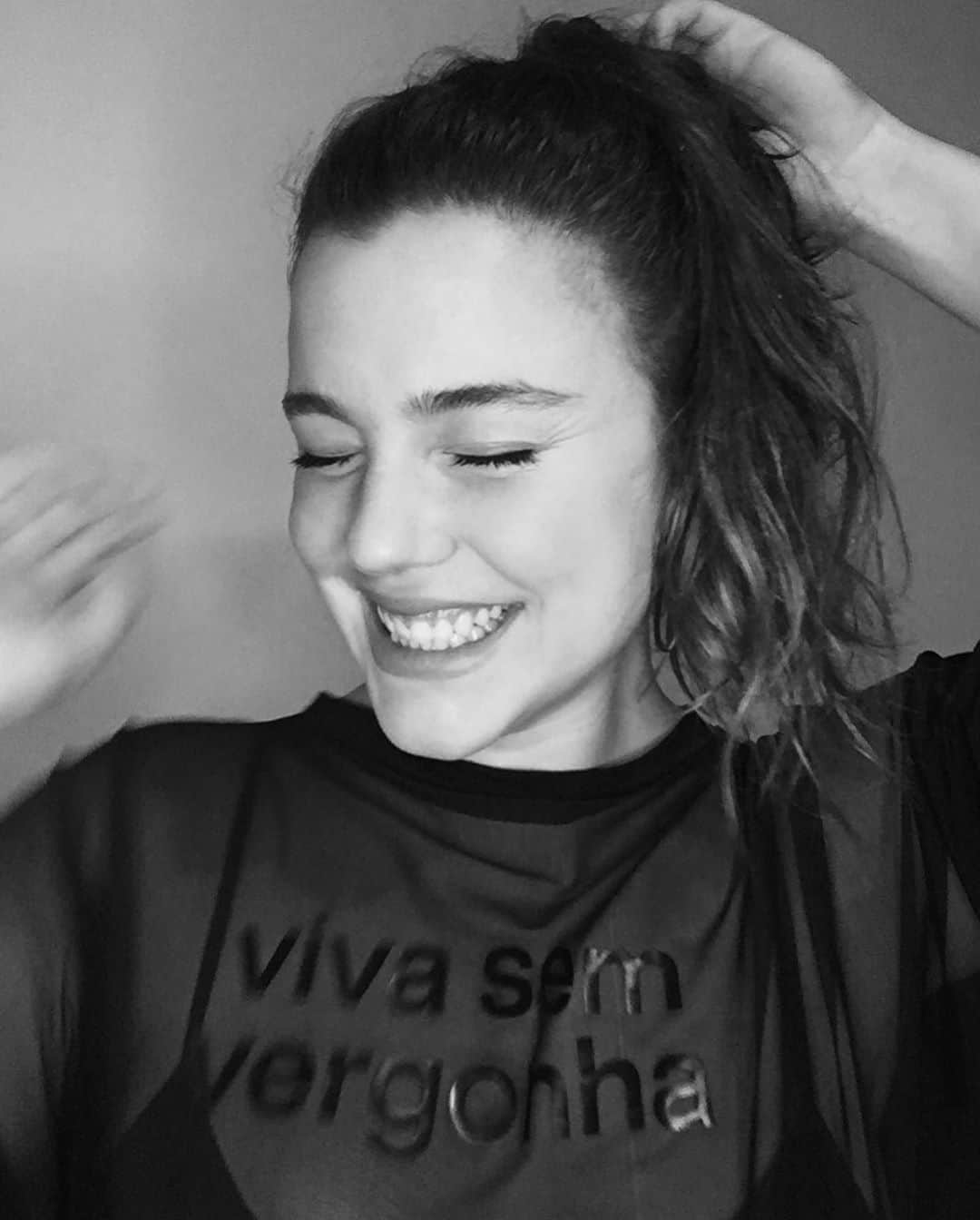 Alice Wegmannさんのインスタグラム写真 - (Alice WegmannInstagram)「Oier! Recebi um convite da @naturabroficial pra fazer parte do movimento “Viva sem vergonha” e pra falar sobre as vergonhas que eu já joguei pela janela. Nos stories, vocês viram que eu mostrei o Novo Luna Absoluta, essa fragrância que deixa a gente se sentindo beeeem absolutonas! E agora eu quero ver vocês compartilhando fotos em que também se sintam absolutas com a hashtag #VivaSemVergonha」9月1日 6時43分 - alicewegmann