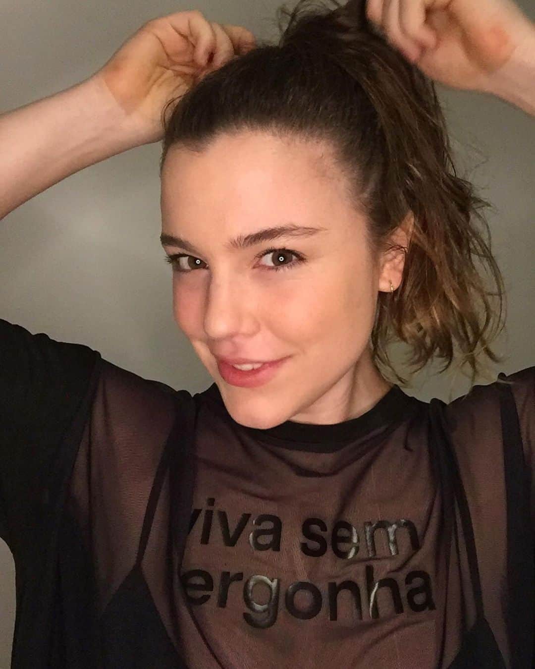Alice Wegmannのインスタグラム：「Oier! Recebi um convite da @naturabroficial pra fazer parte do movimento “Viva sem vergonha” e pra falar sobre as vergonhas que eu já joguei pela janela. Nos stories, vocês viram que eu mostrei o Novo Luna Absoluta, essa fragrância que deixa a gente se sentindo beeeem absolutonas! E agora eu quero ver vocês compartilhando fotos em que também se sintam absolutas com a hashtag #VivaSemVergonha」