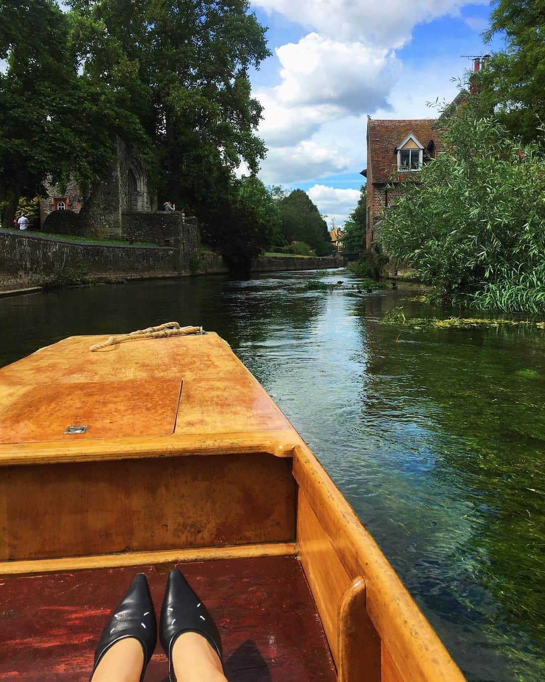 Yu-kiのインスタグラム：「Hello September🤍夏の間に行ったイギリスの南東にあるCanterburyという街。川の水がとっても透明でキレイだった！イギリスにはロンドンとはまた違って少し離れると素敵な街がたくさんある。いろんなとこもっと知りたいなぁ💭9月は自分にとっていろんな想いがある月、良い月にしよう😌#Canterbury#unitedkingdom」