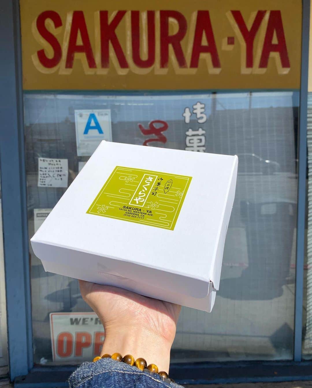 アレックス・シブタニさんのインスタグラム写真 - (アレックス・シブタニInstagram)「MOCHI! Repost: @shibsibsfood • We went to Gardena for the first time yesterday! Stopped by Sakuraya (@sakurayagardena) for some Japanese mochi and manju. 🍡 They were delicious (special shout-out to Jenny)! Make sure to visit them if you’re in the area and support small businesses. They’re open Wednesday-Sunday. #shibsibsfood #mochi #manju #もち #sakurayagardena #supportsmallbusinesses #japanesefood」9月1日 7時05分 - shibsibs