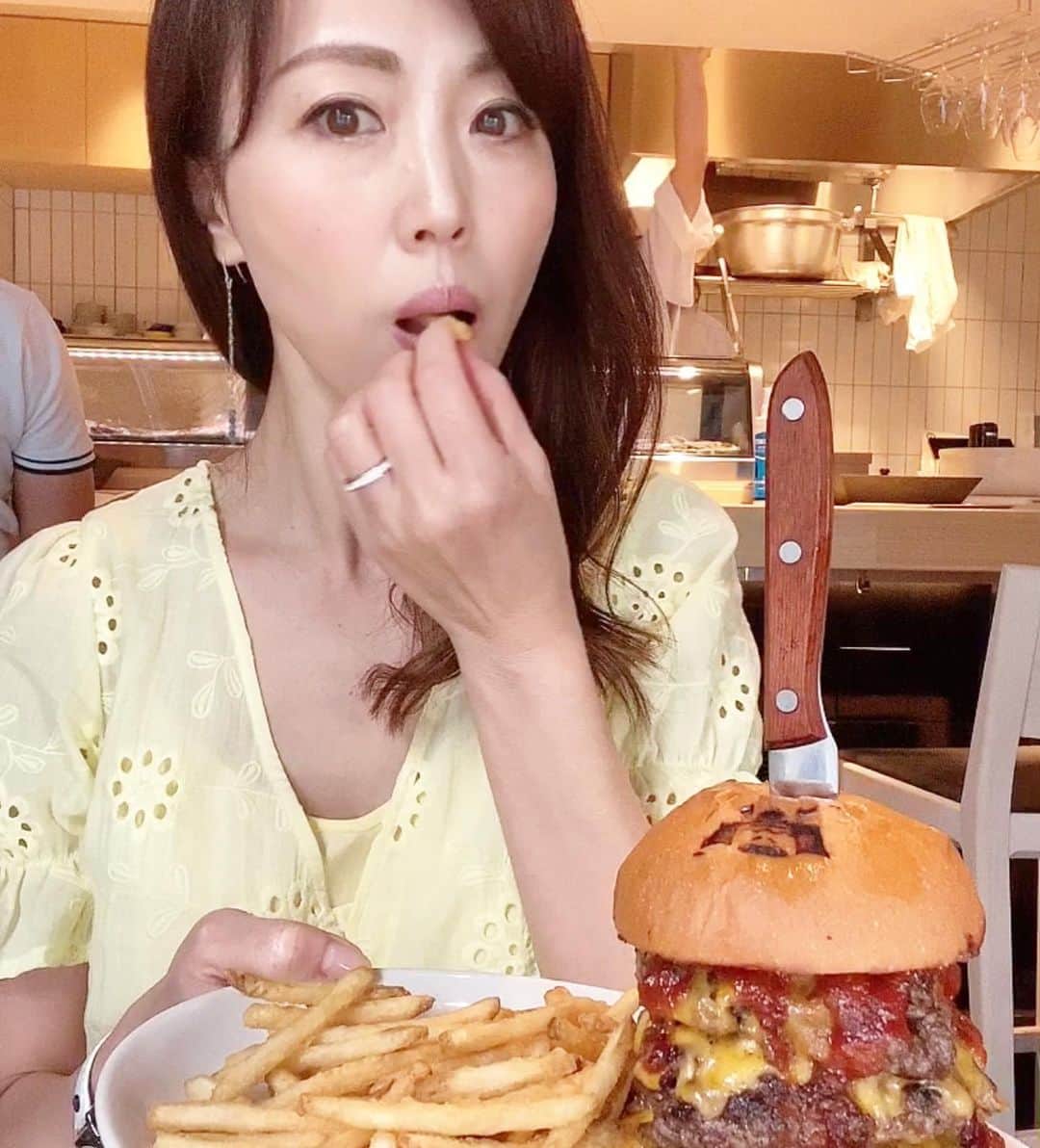 ImotoEtsuyo さんのインスタグラム写真 - (ImotoEtsuyo Instagram)「和牛スネ肉を粗挽きにした ゴリゴリ食感が楽しめるる ハンバーガー @shogunburger の 大きな #トリプルチーズバーガー♫  贅沢なご馳走バーガーを頂きました！ 国産小麦100%のバンズ  創業32年、富山の老舗肉屋さんが本気で 作った和牛100%の本格バーガー。  すご〜いボリューム！ トリプルだからね♡ 肉汁が溢れ出し ジューシーで美味しかった。  テラス席も気持ちよさそうでした♩  #広尾　駅　2番出口徒歩1分 #therestaurant  #1階 にあります。  #ショーグンバーガー #トリチー #広尾グルメ #ハンバーガー #将軍バーガー #Shogunburger #広尾ランチ #hamburger   #ワンピース　➡︎ @saturdayclub #サタデークラブ」9月1日 7時05分 - bisuhada