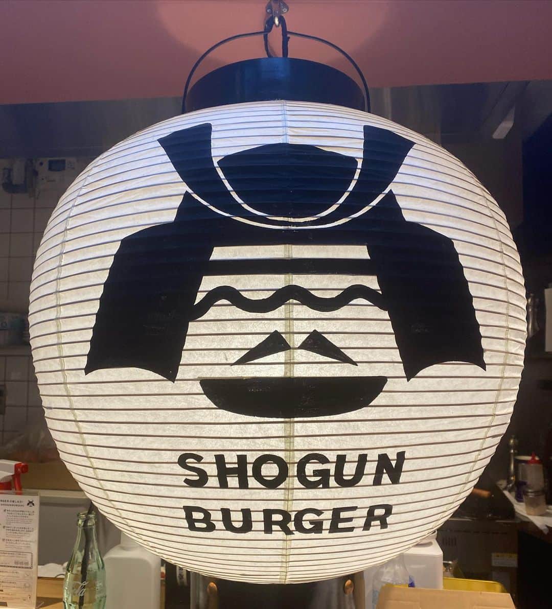 ImotoEtsuyo さんのインスタグラム写真 - (ImotoEtsuyo Instagram)「和牛スネ肉を粗挽きにした ゴリゴリ食感が楽しめるる ハンバーガー @shogunburger の 大きな #トリプルチーズバーガー♫  贅沢なご馳走バーガーを頂きました！ 国産小麦100%のバンズ  創業32年、富山の老舗肉屋さんが本気で 作った和牛100%の本格バーガー。  すご〜いボリューム！ トリプルだからね♡ 肉汁が溢れ出し ジューシーで美味しかった。  テラス席も気持ちよさそうでした♩  #広尾　駅　2番出口徒歩1分 #therestaurant  #1階 にあります。  #ショーグンバーガー #トリチー #広尾グルメ #ハンバーガー #将軍バーガー #Shogunburger #広尾ランチ #hamburger   #ワンピース　➡︎ @saturdayclub #サタデークラブ」9月1日 7時05分 - bisuhada