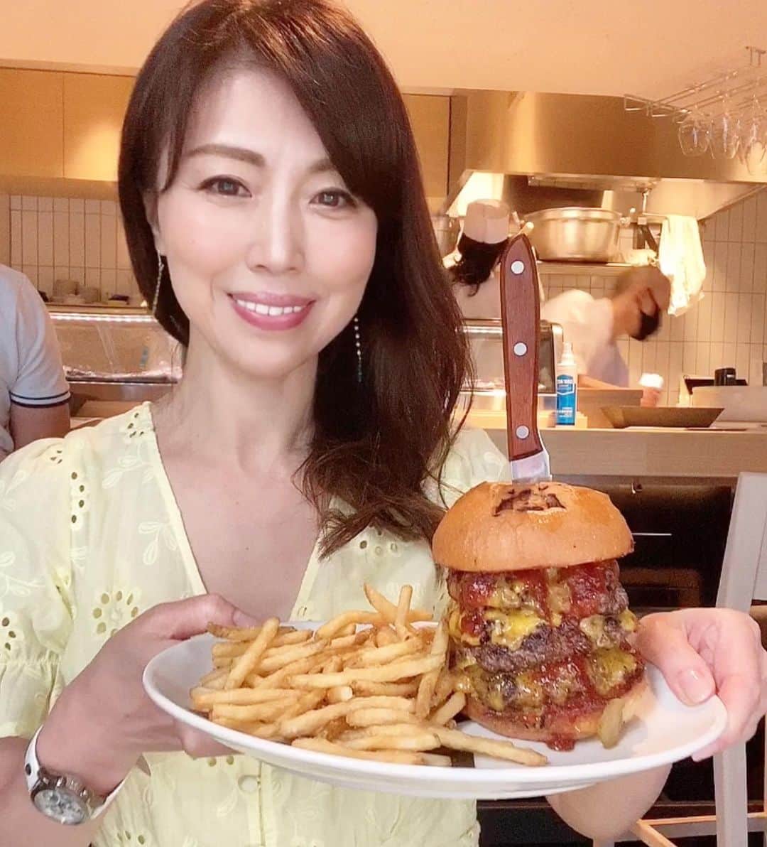 ImotoEtsuyo さんのインスタグラム写真 - (ImotoEtsuyo Instagram)「和牛スネ肉を粗挽きにした ゴリゴリ食感が楽しめるる ハンバーガー @shogunburger の 大きな #トリプルチーズバーガー♫  贅沢なご馳走バーガーを頂きました！ 国産小麦100%のバンズ  創業32年、富山の老舗肉屋さんが本気で 作った和牛100%の本格バーガー。  すご〜いボリューム！ トリプルだからね♡ 肉汁が溢れ出し ジューシーで美味しかった。  テラス席も気持ちよさそうでした♩  #広尾　駅　2番出口徒歩1分 #therestaurant  #1階 にあります。  #ショーグンバーガー #トリチー #広尾グルメ #ハンバーガー #将軍バーガー #Shogunburger #広尾ランチ #hamburger   #ワンピース　➡︎ @saturdayclub #サタデークラブ」9月1日 7時05分 - bisuhada