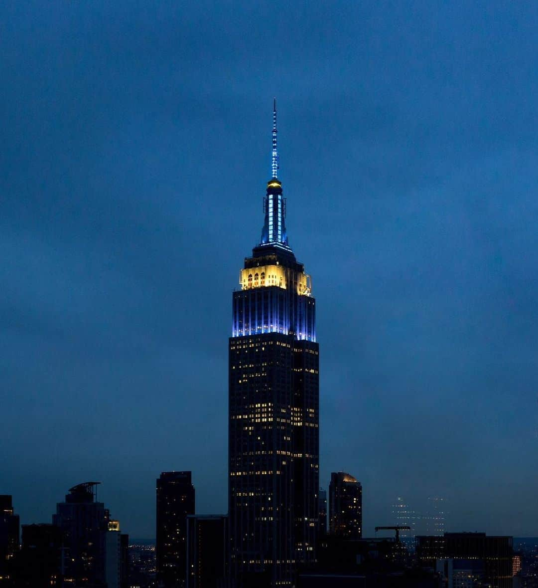 Empire State Buildingさんのインスタグラム写真 - (Empire State BuildingInstagram)「Turning the skyline blue & yellow tonight as we shine for Opening Day at the @usopen! 🎾 ⠀⠀⠀⠀⠀⠀⠀⠀⠀ Tennis fan? Comment your favorite player below! #USOpen #USOpenSeries #EmpireStateBuilding」9月1日 7時00分 - empirestatebldg