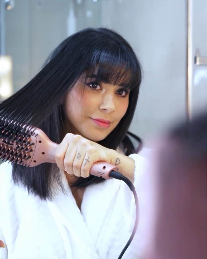 Gabriela Salesのインスタグラム：「Lacrinhas!!! Vocês sabiam que a @kissnybrasil tem uma super linha de equipamentos para o cabelo, como secadores, babyliss, escova alisadora! Usei alguns dos produtos (secador e escova alisadora) e estou apaixonada!!! Eles modelam super bem e tem alta performance! Estou amandooo! Já testaram algum dos eletrônicos deles? 💕💕💕*publi #soutimeKissNY #kissnybrasil -  Vídeo: @grupocrab」