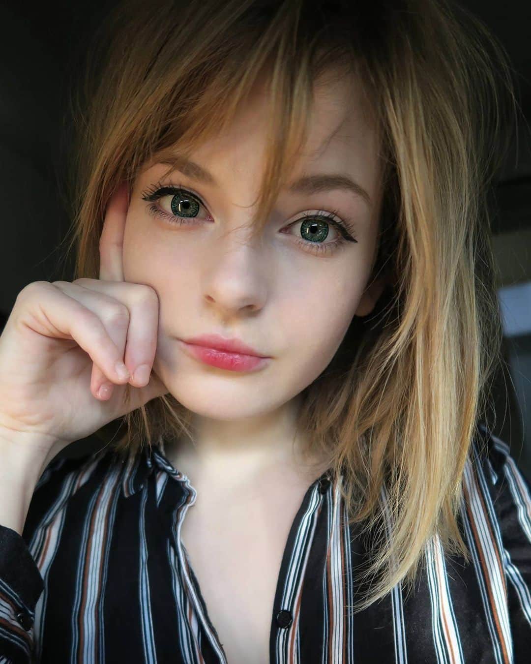 Ella Freyaのインスタグラム：「I'll just keep posting old pictures until someone can take a good picture of me 😅😅 ignore my nails, I didn't care..」