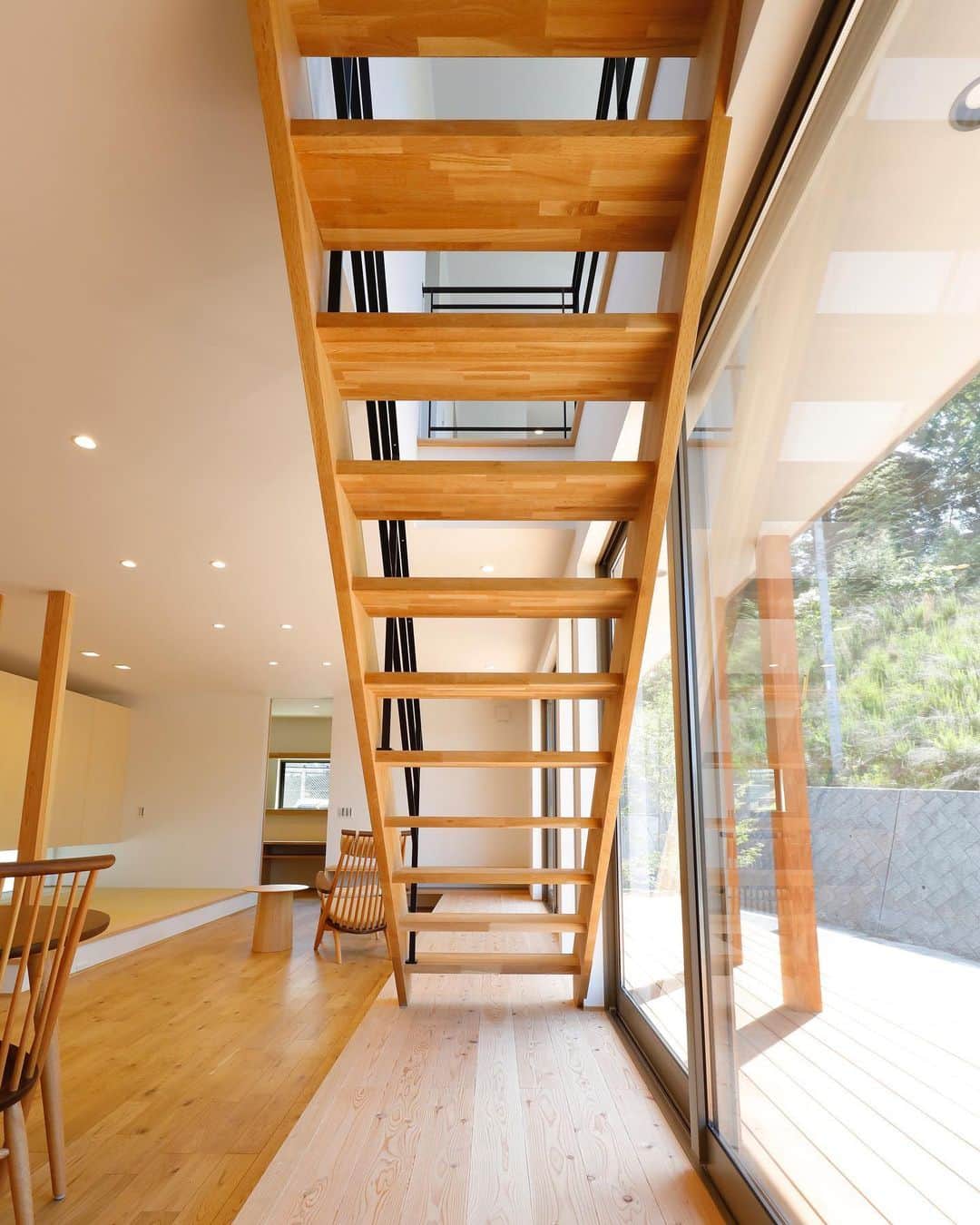 ナガタ建設さんのインスタグラム写真 - (ナガタ建設Instagram)「太宰府市坂本の分譲地 都府楼の杜の 『ON THE DECK』 木のスリット階段。 アイアンの手摺りと相性が良いですね！ #階段 #スリット階段 #スケルトン階段  #木階段 ☞@nagatanoie いいね！フォローをして頂けると凄く喜びます😁 ・ ｰｰｰｰｰｰｰｰｰｰｰｰｰｰｰｰｰｰｰｰｰｰｰｰｰｰｰｰｰｰ #外観  #リビング  #施工事例  他の写真はこちら...☞@nagatanoie ｰｰｰｰｰｰｰｰｰｰｰｰｰｰｰｰｰｰｰｰｰｰｰｰｰｰｰｰｰｰ ・ #ナガタ建設 は#福岡 県#太宰府市 市にて70年前に製材所から始めた#工務店 です🏠 ・ 『 #ながたのいえ 』 ・ #暮らし から#デザイン する#家づくり を提案する私たちの家は ・ 『太宰府でアナタらしさをきづく家』 をテーマに#注文住宅 #マイホーム  #工務店だからつくれる家 をお客様と一緒に作ります😆 ・ ながたのいえのお客様はこんな人たち ▷▷▷ #家具 好き #インテリア 好き #コーヒー好き  #かっこいい家 #おしゃれな家 好き #暮らしを楽しむ  #シンプルライフ  #家族好き ・ ※ナガタ建設では、メンテナンスのことも考慮し、施工エリアを太宰府市の本社から車で30分圏内と限定させて頂いておりますm(__)m 施工エリア外のお客様については、個別対応となりますので、ご相談下さい。 ・ #instagood #instahome」9月1日 7時16分 - nagatanoie