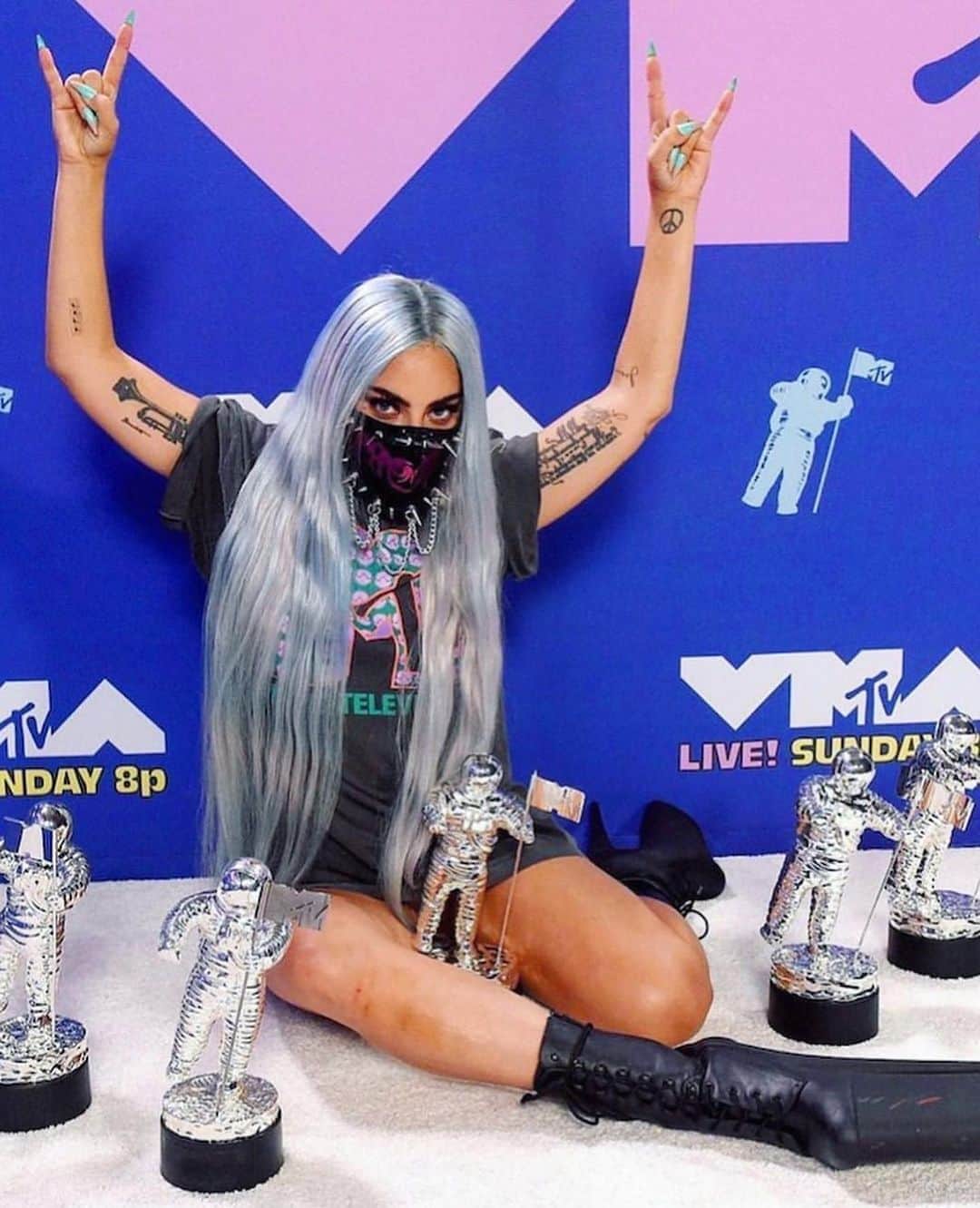 V Magazineさんのインスタグラム写真 - (V MagazineInstagram)「V want to congratulate the one and only @ladygaga on her incredible 5 @vmas award win for Artist and Song of the Year, Best Collaboration, Best Cinematography, and MTV’s first ever TRICON award! Along with the pop icon’s astounding 9 outfit changes, the multi V cover star performed a medley of hits from her latest musical masterpiece, #Chromatica, leaving V gagging for Gaga! V love you! 💗⚔️  Swipe through to see all of Gaga’s looks from the night! — Fashion Direction: @nicolaformichetti Styling: @marta.del.rio Hair: @fredericaspiras Makeup: @sarahtannomakeup Nails: @mihonails」9月1日 7時27分 - vmagazine
