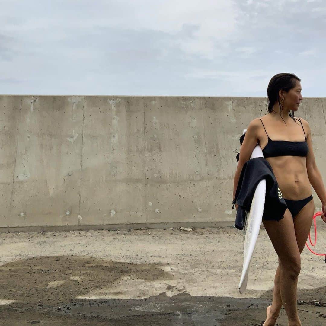 mitsuxmitsu24のインスタグラム：「There’s always next time  * * 波がよくても悪くても、波が小さくても大きくても、いい波乗れても乗れなくても、 次があるよ。 何事にもね。 次があるさ。 * 水着で入れるのはそろそろ終わりかな。 * #surfer #surfergirl #surfing #surfinglife #surf #surflife #endlesssummer #サーファー #サーフィン #サーフィン女子 #サーフィンライフ #サーファーガール #サーフィンのある生活」