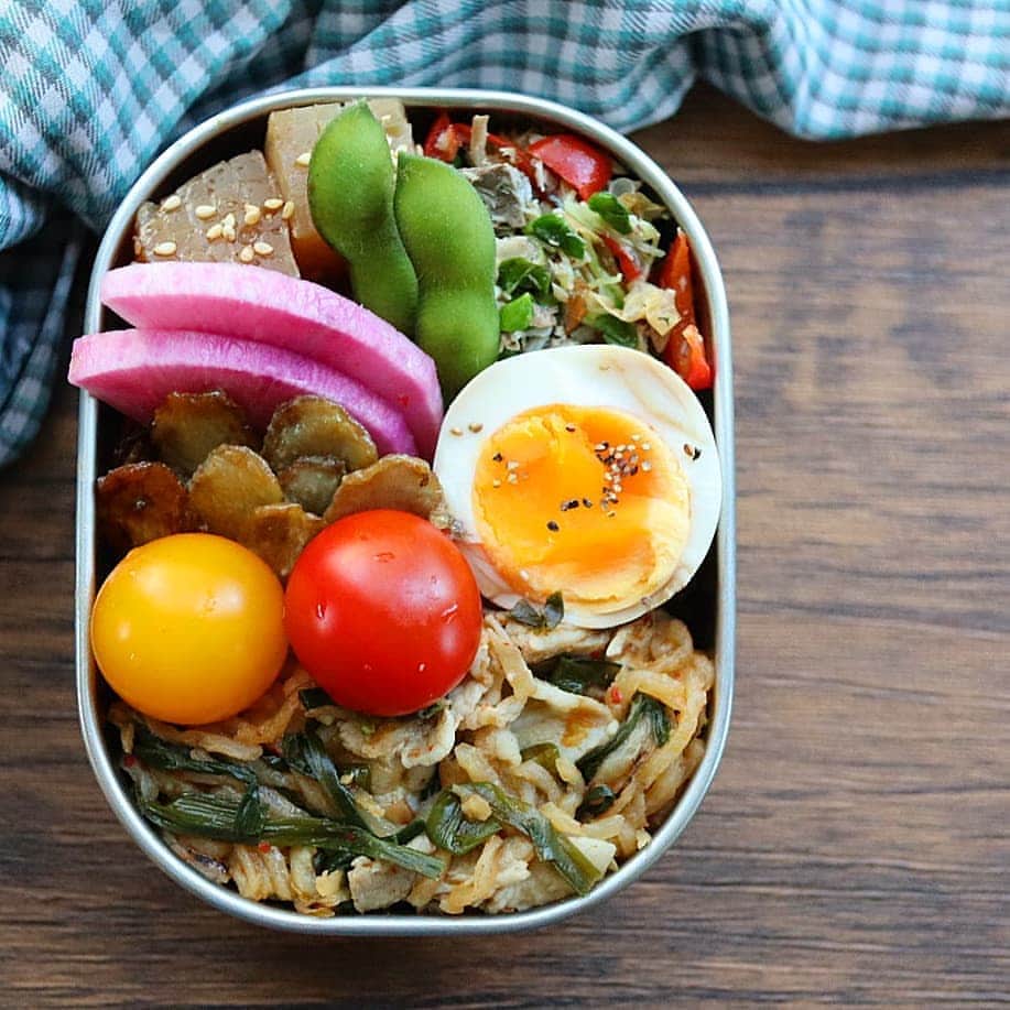 のインスタグラム：「2020/09/01(火) #2020ゆきりち弁当 ＊ 9月スタートです。 おはようございまーす🌞 秋は始まってるのに 夏がなかなか終わらない。 ＊ 今日のゆるっと糖質オフのオット弁当🍱 お弁当箱⇒360㎖ ✼••┈┈┈┈••✼••┈┈┈┈••✼ ●バタポンこんにゃく① ●サバ缶・パプリカ・カイワレのレンチンサラダ ●赤大根の水キムチ ●おかか味玉① ●揚げゴボウのマヨポン和え ●豚キム風味の切り干し大根煮 ●茹で枝豆 ●ミニトマト  ①→1冊目の著書にレシピあります✨ ✼••┈┈┈┈••✼••┈┈┈┈••✼ 😀⬇ゆきりち。著書📕 ①冊目、お弁当ダイエットのレシピ本 ②冊目、サラダとお肉のダイエットレシピ本 どちらもプロフ( @yukirichi119 )のリンクから Amazonに飛べます📖 --------------------------------------------------- #野菜たっぷり #新鮮野菜 #ゆる糖質制限 #作り置き #常備菜 #ゆきりち #工房アイザワ #昼食 #diet #お弁当 #弁当 #健康 #食べて痩せる #bento #旦那弁当 #lunchbox #昼ごはん #Japanesefood # #枝豆 #手抜き弁当 #痩せる #ダイエット #豚キムチ #夫弁当 #発酵食品 #炭水化物抜き #豚キム #ゆる糖質オフ」