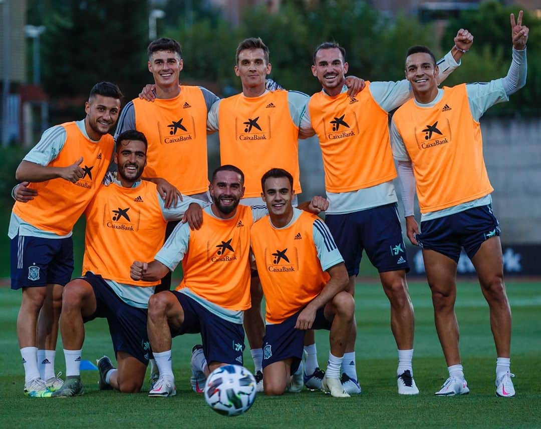 ロドリゴ・モレノ・マチャドのインスタグラム：「Winners! 😁✌🏽🇪🇸」