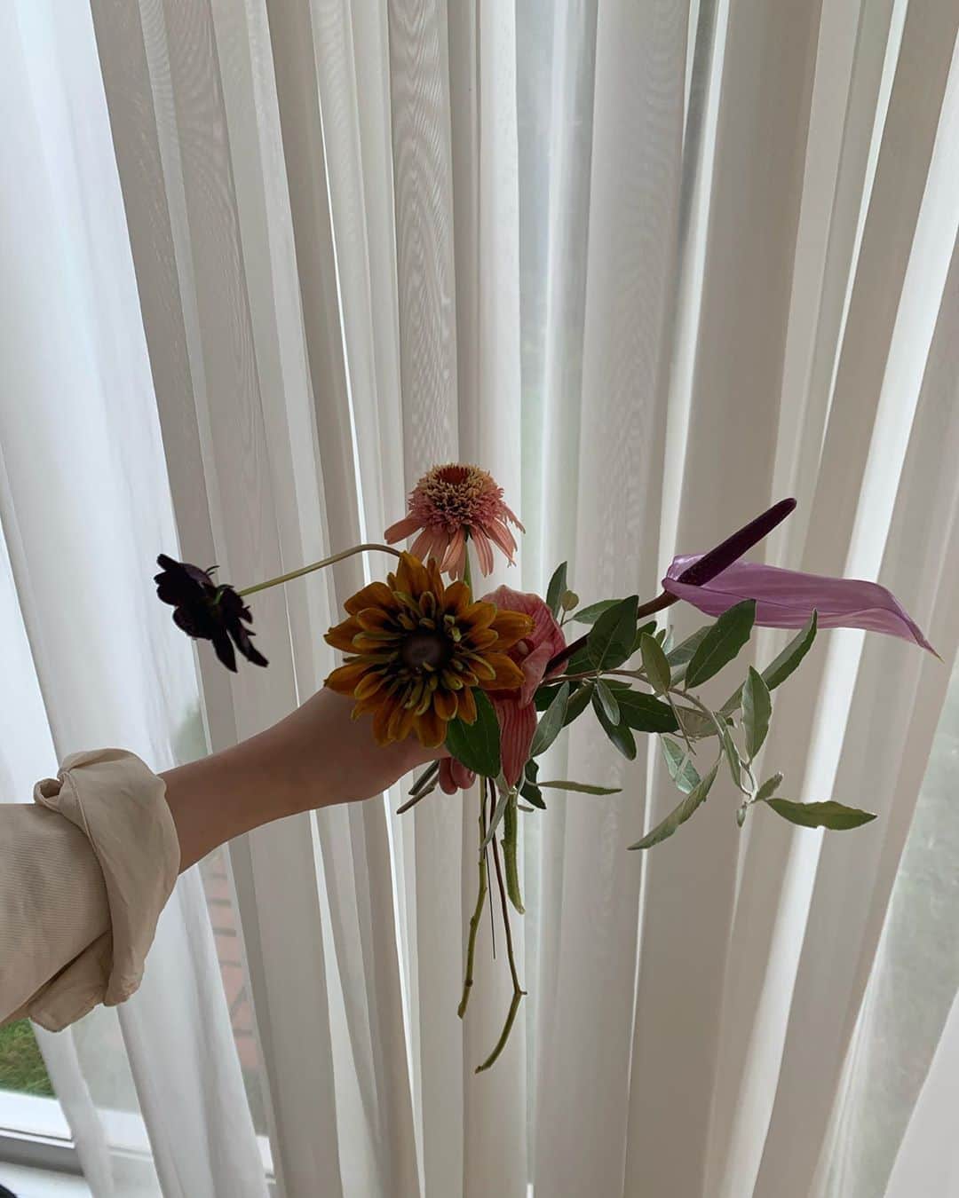 まつだみらいのインスタグラム：「いよいよ本日.....♡💐  詳しくは @rihka_official でご確認ください✨」