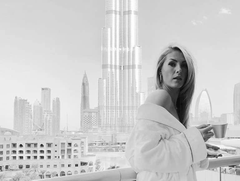 Ana Hickmannさんのインスタグラム写真 - (Ana HickmannInstagram)「Boa noite!!! Fotos de Dubai para divulgar o vídeo de hoje. 🙃 São tantas lembranças boas. Espero que gostem! 🥰 Já aproveita e se inscreva, falta pouco para 1 milhão de inscritos. 🙏🏻 YouTube.com/AnaHickmann  #canalanahickmann #tb #canalah #dubai #memories #youtube #viagem #travel #hojeemdia」9月1日 7時58分 - ahickmann
