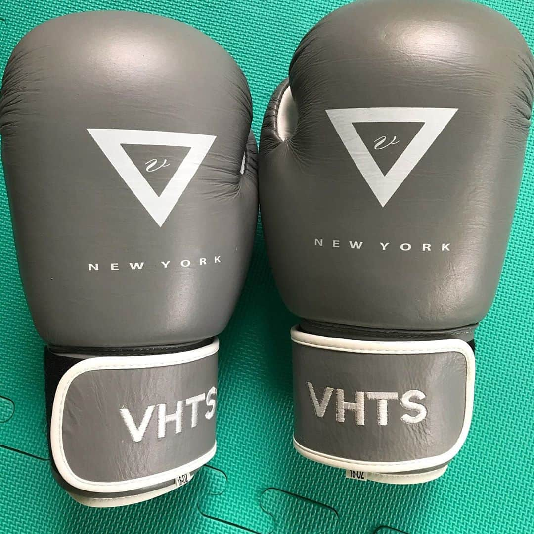 ジェイク・リーさんのインスタグラム写真 - (ジェイク・リーInstagram)「このグローブ買って正解だったな🥊  #vhts」9月1日 8時00分 - jakelee19890119